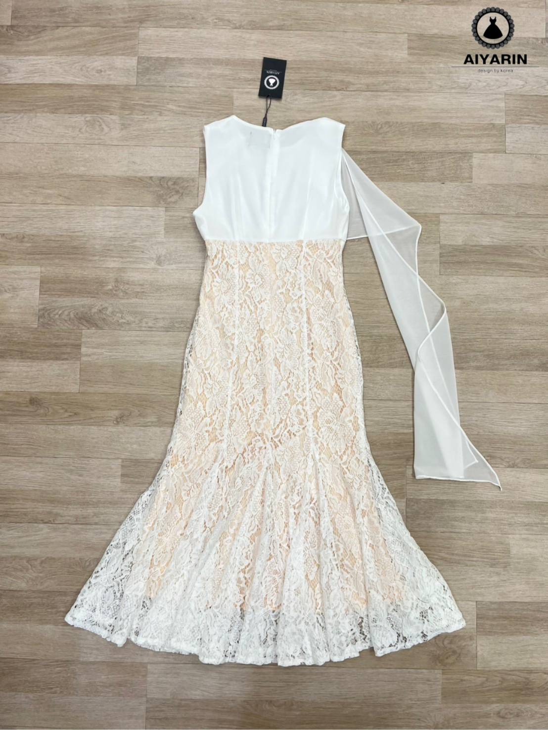Brand : aiyarin Detail : เดรสผ้าลูกไม้ปักดอกไม้ฉลุทั้งชุดตัดสีของชุดด้วยผ้าลูกไม้สีขาวสวยซับในสีครีมดูลูกคุณมาก เดรสผ้าลูกไม้เนื้อดีลายลูกไม้ฉลุดอกไม้สวยไฮโซ