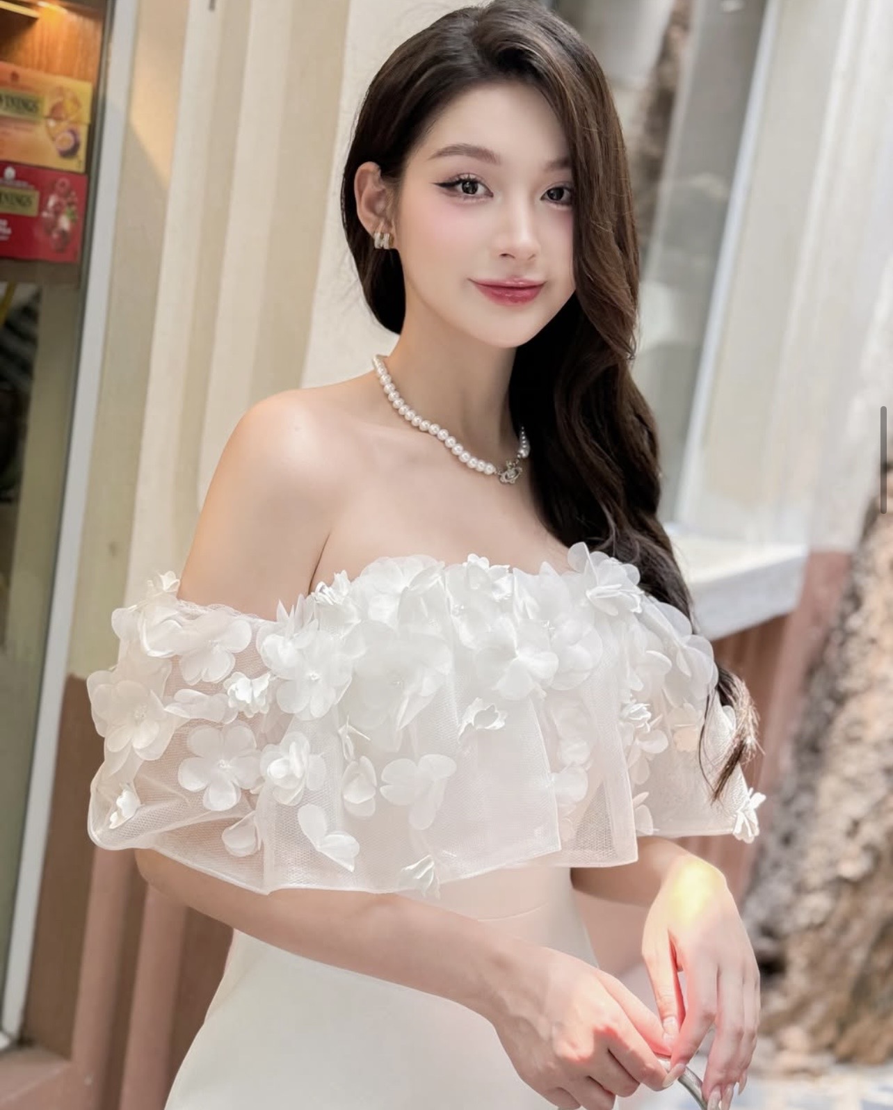 เดรสสีขาวปาดไหล่ แต่งผ้าปาดไหล่ด้วยตาข่ายแล้วเย็บดอกไม้ 3D ช่วงตัวเป็นผ้าพื้นสีขาว เนื้อผ้าอย่างดี อกมีเสริมฟองน้ำในตัว สวยละมุนที่สุด