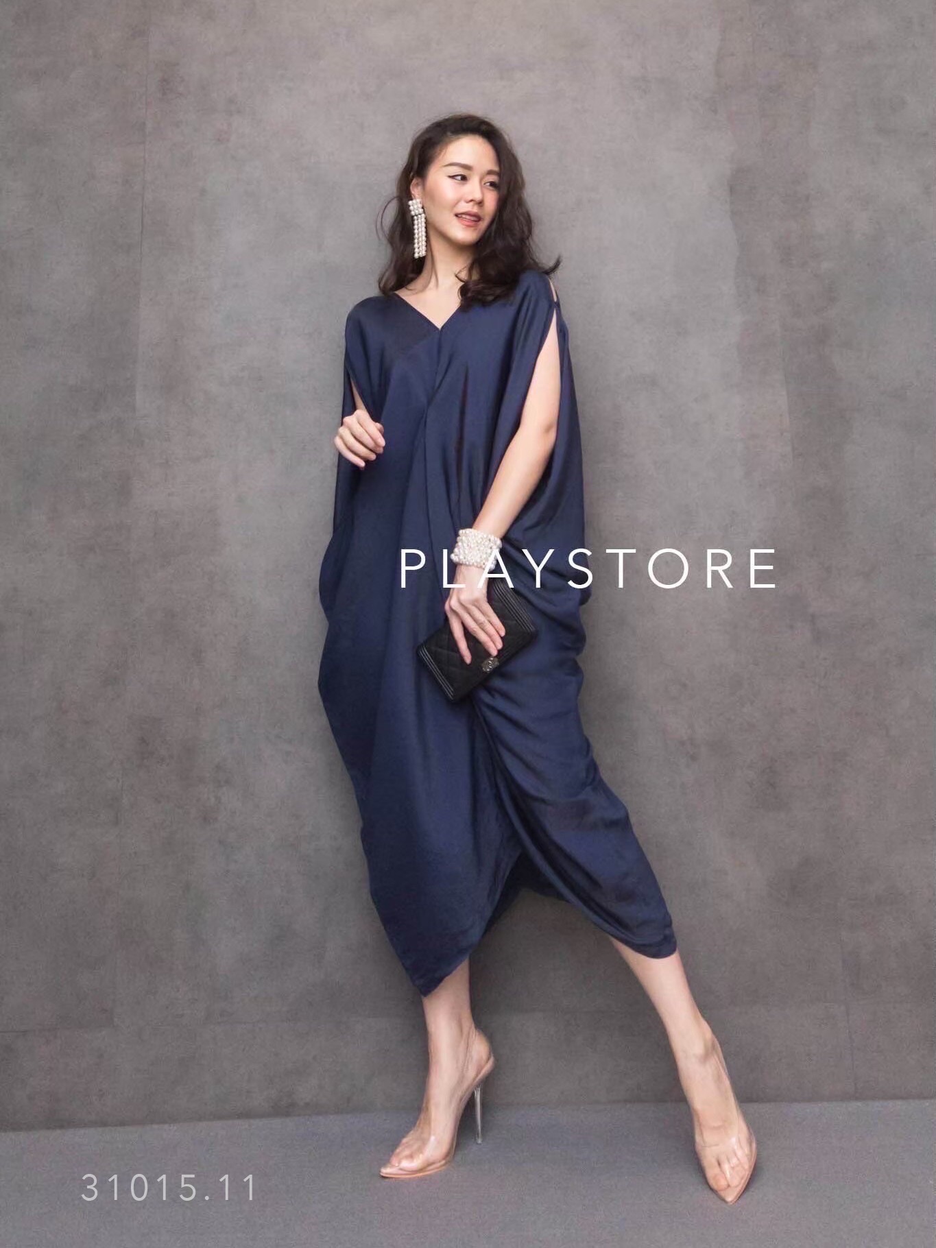 เดรสดีไซน์เก๋ ทรงโคร่งๆ คอวีไหล่เว้า ใส่ออกงานสวยสง่า เนื้อผ้าสวยเล่นแสงดี มีความเหลือบๆประกาย ใส่แล้วผ่องมีออร่า เหมาะกับสาวทุกไซส์ ใส่สบายสุดๆ ใส่ออกงานเริ่ด..ตอบโจทย์ทุกโอกาส หรูหราทุกสี!!! #mirrorsister #ถ่ายจากสินค้าจริง #งานป้ายMiRRoRsister #31015.1