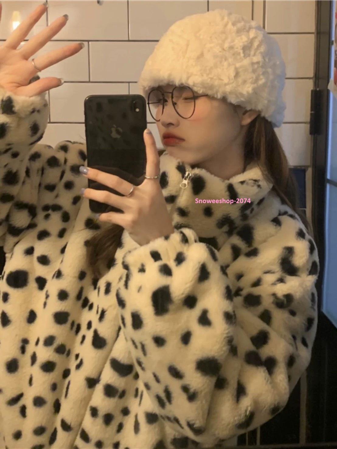 Leopard Lover Must-Have ลายเสือกลับมาแรงอีกครั้ง เสื้อโค้ทขนกำมะหยี่นุ่มฟู ทรงหลวมใส่สบาย สไตล์เกาหลีสุดชิค ใส่เที่ยวต่างประเทศก็ปัง ใส่ในเมืองก็เก๋ อุ่นแต่ไม่อ้วน ใส่แล้วดูแฟสุดๆ ใส่เที่ยวได้ตั้งแต่โซลถึงซัปโปโร พร้อมให้เลือกหลายไซ ใส่ยังไงก็สวยทุกองศา