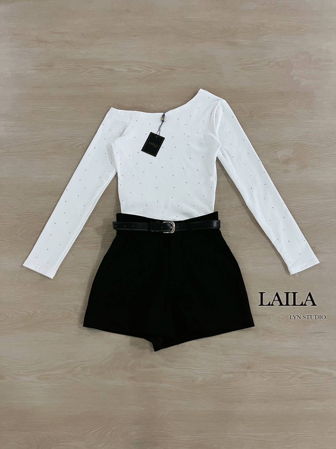 SET เสื้อ+กางเกง+เข็มขัด เสื้อแขนยาวทรงเบี่ยงไหล่ ตัวแสื้อแต่งปักเพชรทั้วลำตัวเพิ่มความโดนเด่น เนื้อผ้าใส่กำลังดี มาพร้อมกางเกงขาสั้นแต่งกระเป๋าข้างพร้อมเข็มขัดหนังสีดำแต่งอะไหล่หัวสีเงิน งานเก๋ สวยแมชเข้าเซ็ทลงตัวสุดๆค่า #byLaila #ชุดเซ็ท #เสื้อแขนยาว #เ