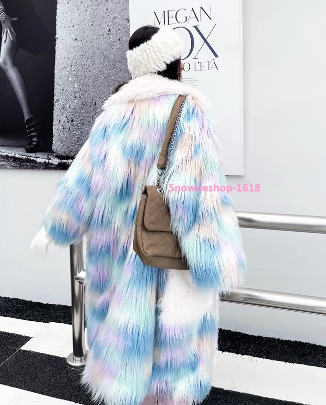 โค้ทเฟอร์ตัวแม่ งานไฮเอน สวยไม่ซ้ำ ปังทุกทริป เสื้อโค้ทกันหนาวใส่ไปต่างประเทศ งานหรูหรา ทรงโอเวอร์ไซใส่แบบหลวมๆ สีรุ้งตัดสีขาวปกบาน กระเป๋าหน้า