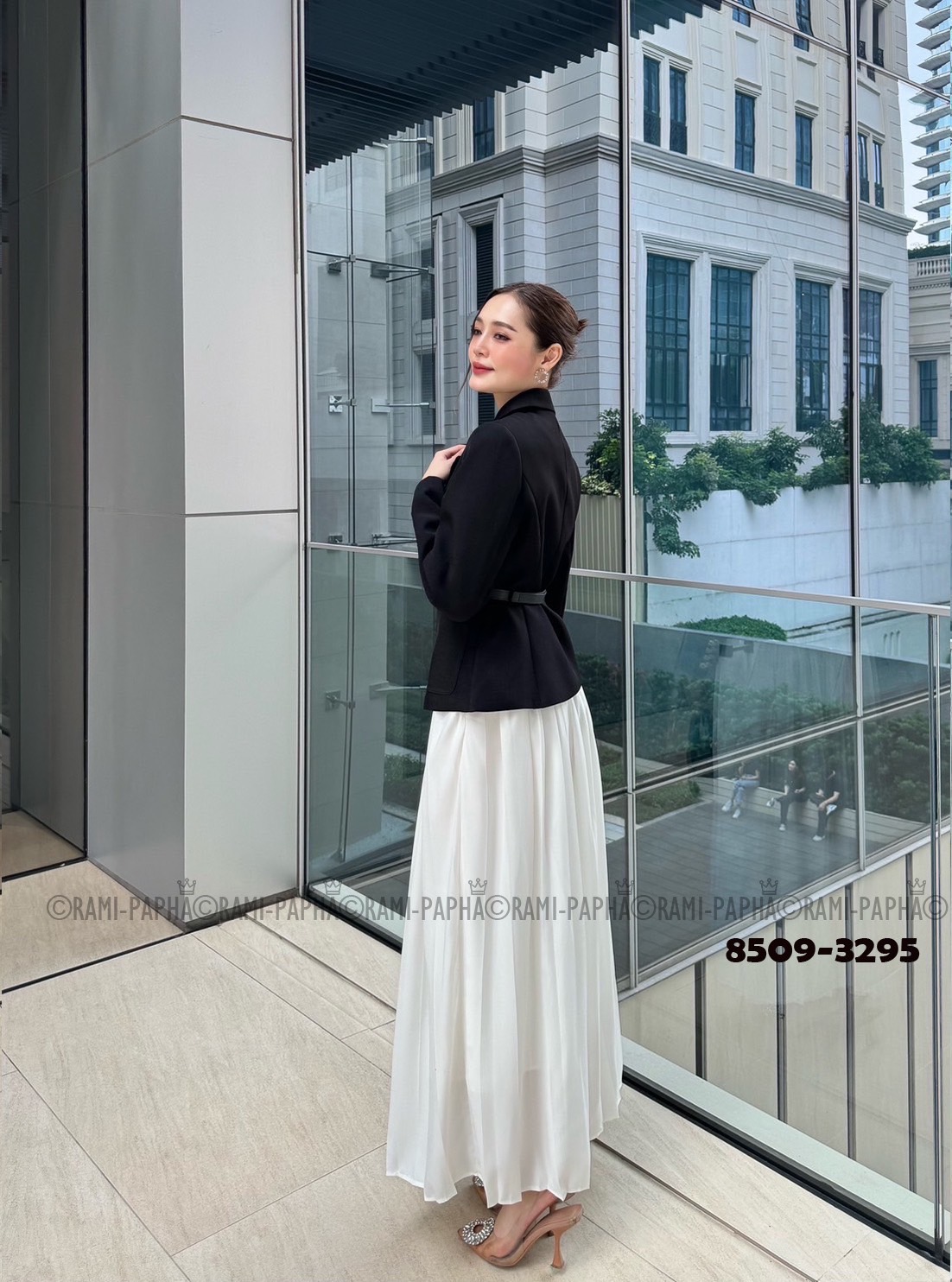 สูท+กระโปรง+เข็มขัด Set.3ชิ้น เสื้อสูทสีดำดีเทลเก๋ กระดุมหน้าสีทองสวยหรูโดดเด่น(กระดุมแป๊ะใช้งานได้จริง ใช้งานง่ายมากค่า) ไหล่เสริมฟองน้ำให้ดูสง่า มีกระเป๋าใช้งานได้จริง ซับในงานสูทอย่างดีทั้งตัว +++มาคู่กับ กระโปรงพลีทขาว มีซับใน ซิปข้าง +++มาคู่กับ พร้อ