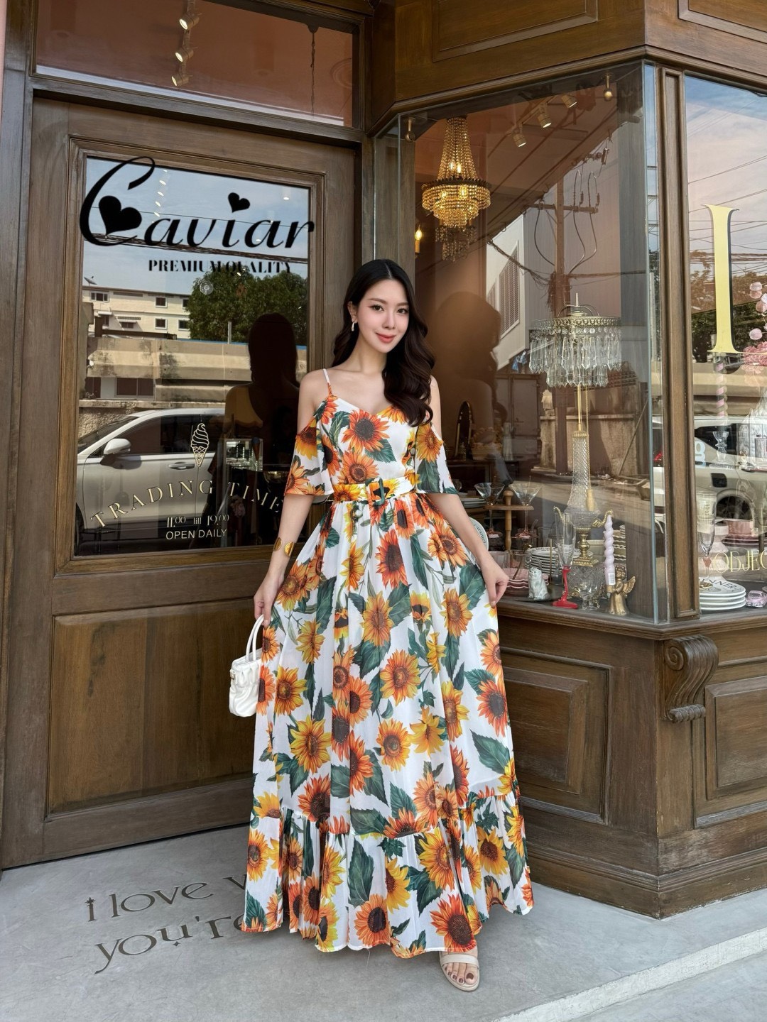 Sun-flower maxxi dress สายคาเฟ่ต้องเข้าแล้วววว…ตัวนี้ถ่ายรูปสวยเวอร์ ขึ้นกล้องสุดๆ เพราะสีสันคือสดใสมากนะคะ ลายผ้าที่พิมพ์🌻🌻คือสวยชัดเป้ะ นุ้งเป็นเดรสยาวทรงสายเดี่ยว มีระบายคล้องแขน กระโปรงบานน่ารัก คัตติ้งเนี้ยบ ตัดเย็บด้วยผ้าชีฟองเนื้อทร