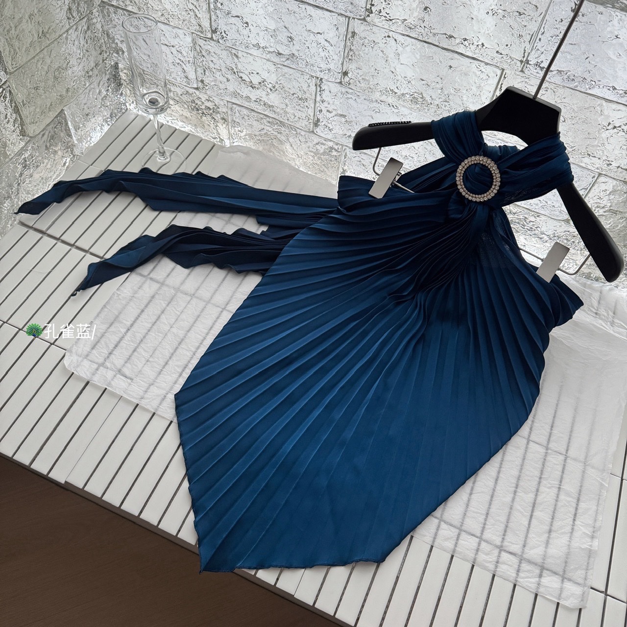 ||| GB SHOP ||| 5230# เสื้ออัดพลีท คล้องคอ แต่งเพชรด้านหน้า เนื้อผ้าดี งานสวย