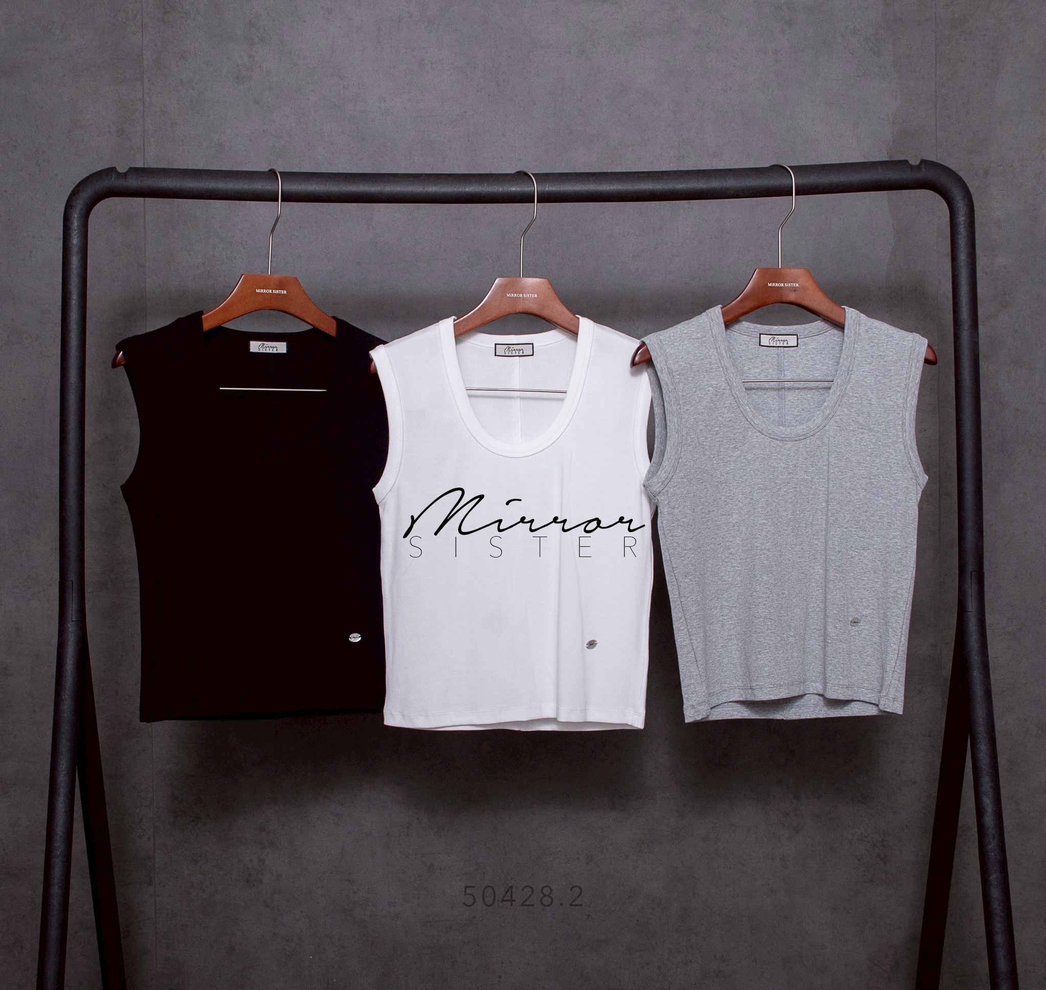 MiRRoRSiSTER's TiLL Tank Top•• เสื้อแขนกุดคอU PREMiUM QUALITY เนื้อนุ่ม ใส่ระบายอากาศดี เหมาะกับอากาศThailand ••สารพัดแมช•• ตัวเก่งที่ควรมีติดตู้ เนื้อผ้ายืดสวยมีtexture แมชกับอะไรก็เก๋ recommended ว่าต้องมี