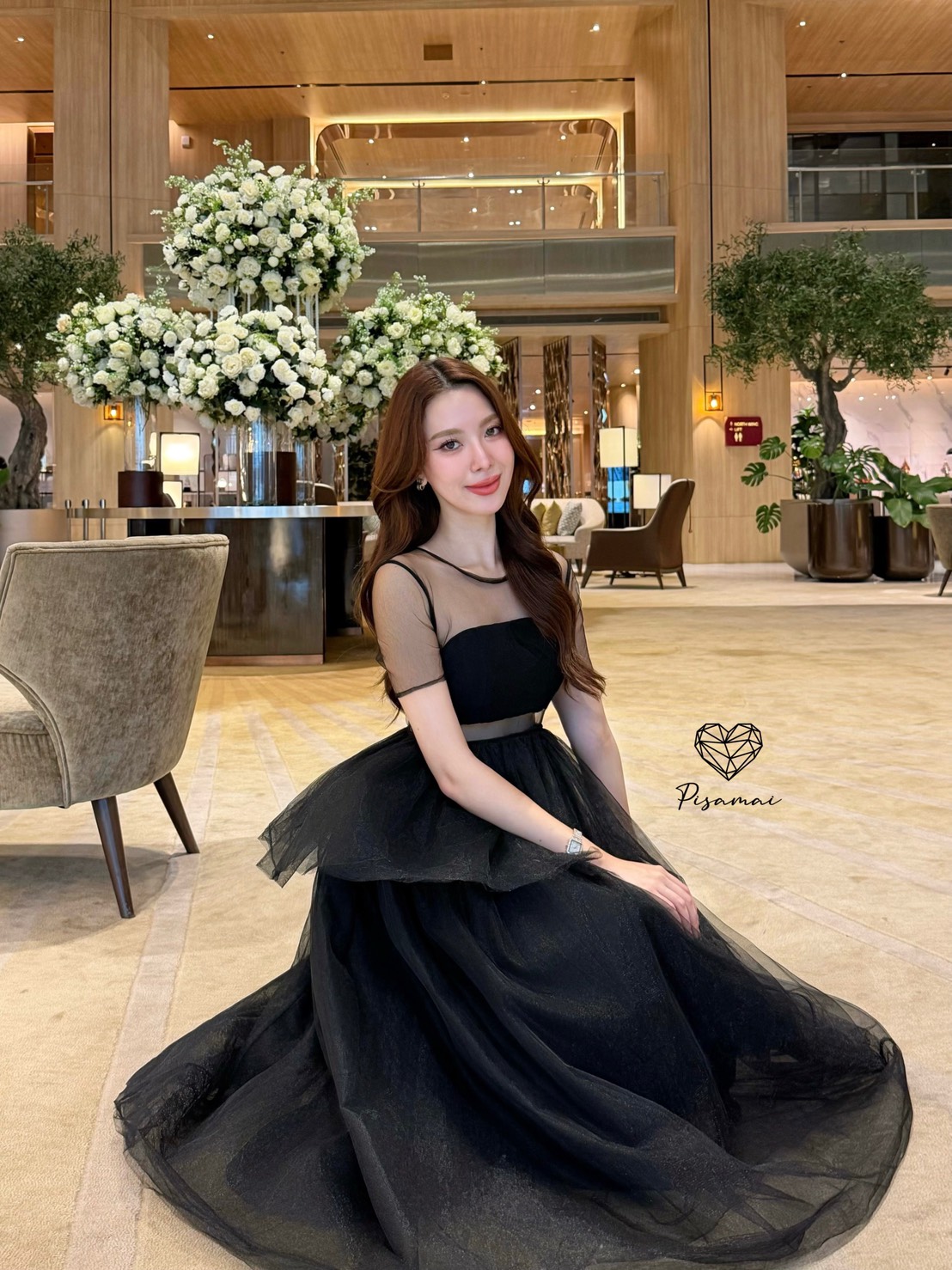 เดรสซีทรูสีดำมาในทรงผ้าตาข่ายฟูซ้อน ช่วงบนมีเกาะอกตัวสั้นติดมาให้กับชุด สวย อลังมากกกกกค่า ใส่เฟียสๆ แกรมๆ ได้ไม่ซ้ำใคร ต้องมีเลยค่