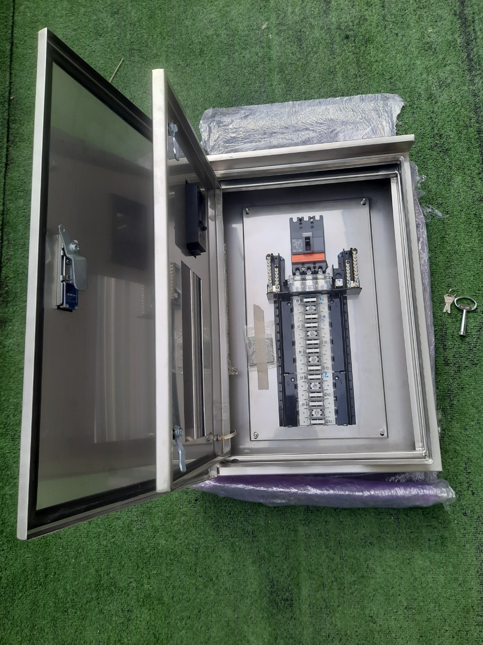 LOAD CENTER 100A ตู้สแตนเลส 304 มีหลังคาสโลป W450xH650xD152mm. (30ช่อง)