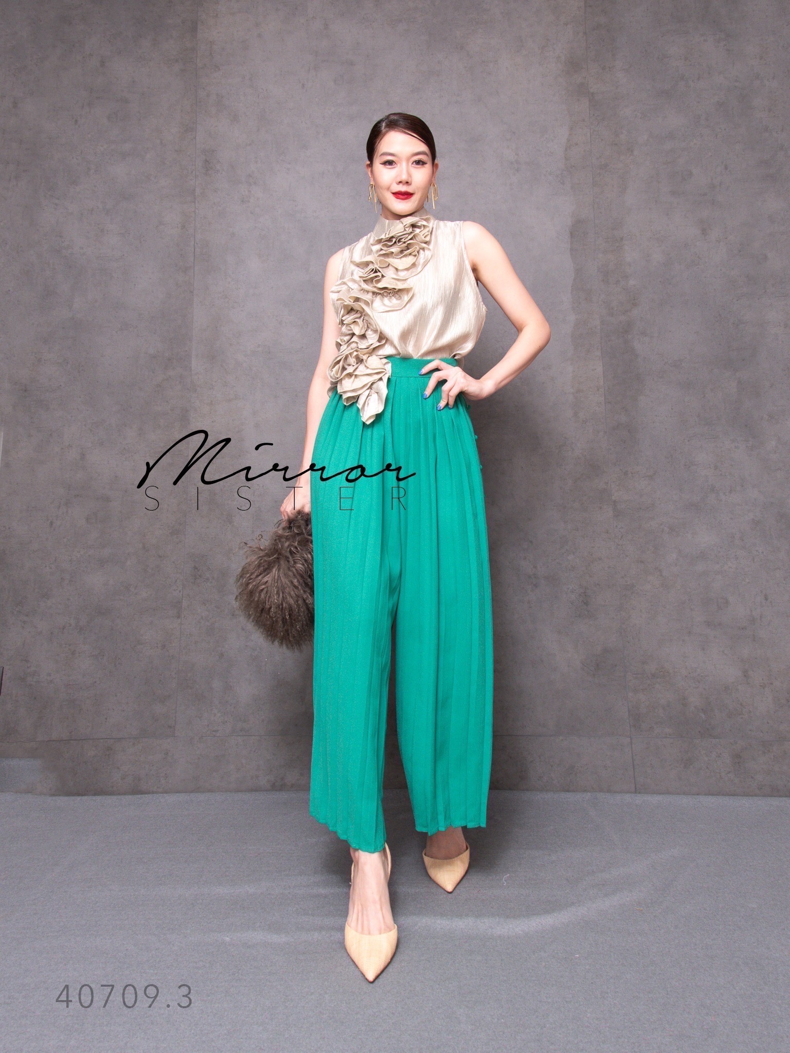 สินค้าขายดี❤️ ••MiRRoRSiSTER's PaRo PLeATED PANTs•• กางเกงทรงสวยเก๋ ดีเทลอัดพลีทด้านหน้า แต่งกระดุมเรียงข้างซ้าย ช่วงเอวแต่งขอบ เนื้อผ้าดีใส่สบาย แมชกับอะไรก็เป๊ะปัง..!!
