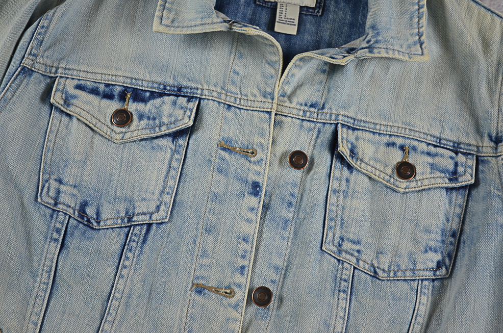 FOREVER 21 อกจริง40' (M) เสื้อแจ็คเก็ตยีนส์ เสื้อยีนส์แขนยาวหญิงชาย เนื้อผ้ายีนส์นุ่มใสสบาย มีกระเป๋าข้างนอกและใน สภาพดีมาก