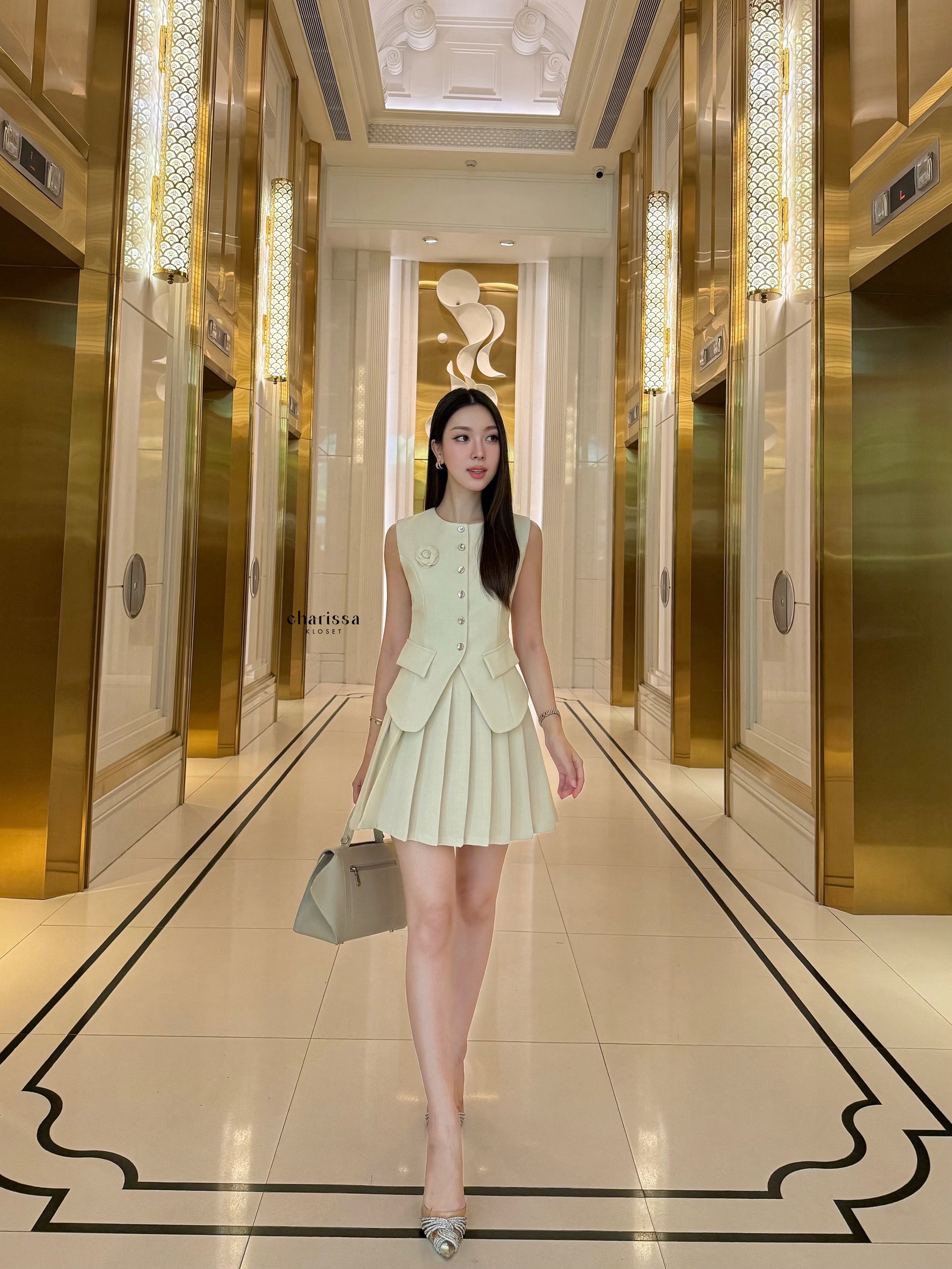 set เสื้อแขนกุด แต่งกระดุมจริงด้านหน้า ออกแบบให้เข้ารูปสวย มาพร้อมกับกระโปรงแต่งจีบ(ซับในเป็นกระโปรงซิปข้าง) ซิปข้าง แมทซ์กันได้อย่างลงตัวมากๆค่ะ เพิ่มความน่ารักกิมมิคไปอีกกับเข็มกลัดดอกไม้คิ้วท์มากกก