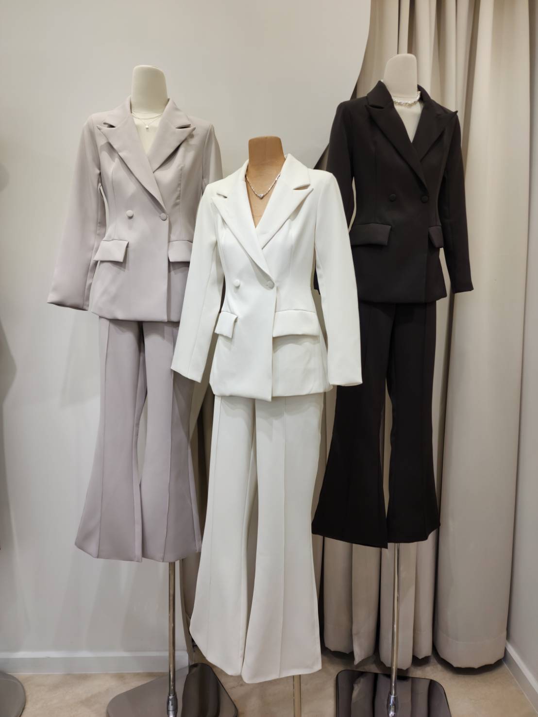 Kyoko Set #824# Color : white / grey / ash ชุดเซต 2ชิ้น เนื้อผ้าสูททอแน่น แพทเทิร์นสวย เข้ารูป ไหล่บุฟองน้ำ เนื้อผ้าสูททอแน่น เนื้อละเอียด มีน้ำหนุก แมทมาพร้อมกางเกงขายาว ตีเกล็ดหน้า บุซับในทั้งตัว คอมพลีทลุ๊ค สวย สมาร์ท ใส่ได้ทุกโอกาสเลยค่าา