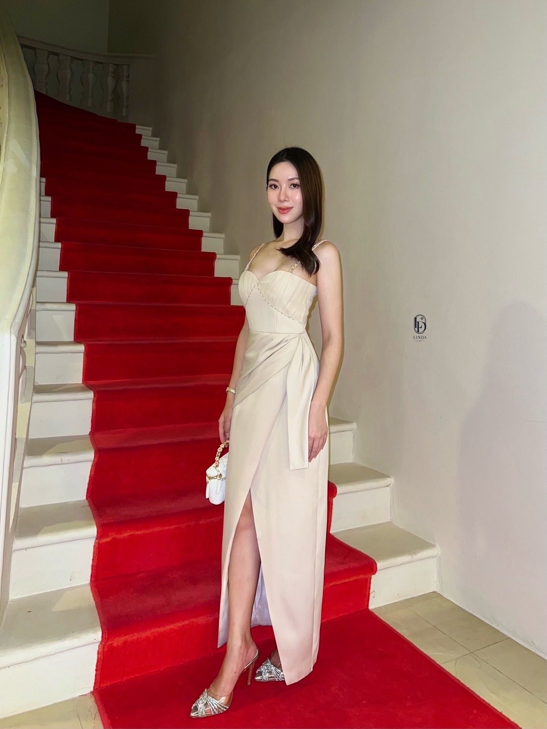 เดรสสายเดี่ยวผ้าซาตินทรงเข้ารูปสุดหรู ตัวชุดมีดีเทลจับจีบช่วงอก #ชุดเพื่อนเจ้าสาว #ชุดออกงาน #ชุดดินเนอร์ #ชุดไปคาเฟ่ #ชุดทะเล #ชุดเชต #lindabrand #เสื้อผ้าแฟชั่น #แบรนด์เวียดนาม #งานป้าย #ชุดเซ็ต #vetnamebrand #ชุดsexy #ชุดไปเที่ยวกลางคืน