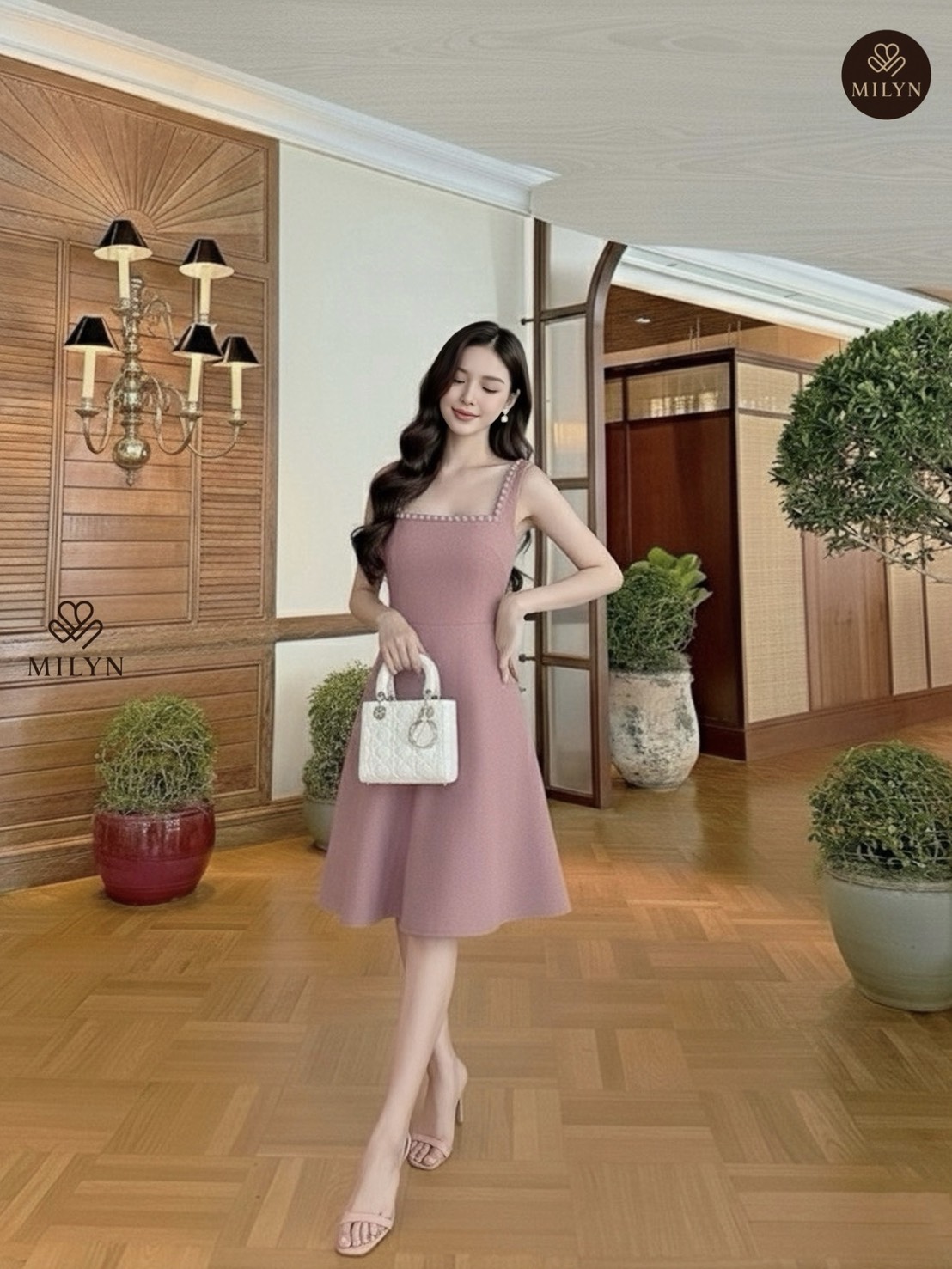 เดรสสีชมพูตัวเดรสแขนกุดแต่งอะไหล่เพชรขอบชุดช่วงอกเชื่อมไปด้านหลัง ( เดรสเสริมฟองน้ำและซิปหลังซ่อนอย่างดี ) และมีอะไหล่โบว์ใหญ่ริบบิ้นยาวให้อีกชิ้นมีกเข็มกลัดสามารถติดตรงด้านหลังได้ หรือถอดออกได้ ตัวกระโปรงทรงพลิ้วสวย เนื้อผ้าหนามีเทคเจอร์และมีซับในทั้งตัว