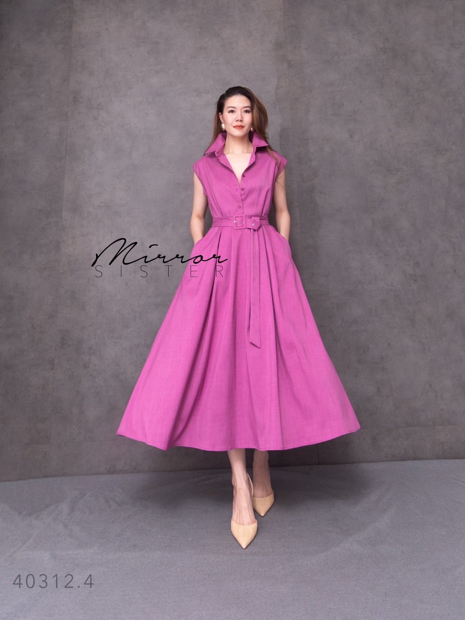 MiRRoRSiSTER's THeN DReSS•• เดรสคอปกทรงสวยมาก แพทเทรินช่วงบนเป็นเสื้อเชิ้ตแขนกุดล้ำทรงเรียบง่าย มีกระดุมผ่าหน้าเปิดปิดได้จนถึงช่วงเอว มาพร้อมสายเข็มขัดสีเดียวกันกับชุด ช่วงล่างเป็นกระโปรงบานทรงสวย ใช้ผ้าเยอะ! มีกระเป๋าล้วงได้2ข้างลำตัว ใครใส่ก็ดูดี ใ