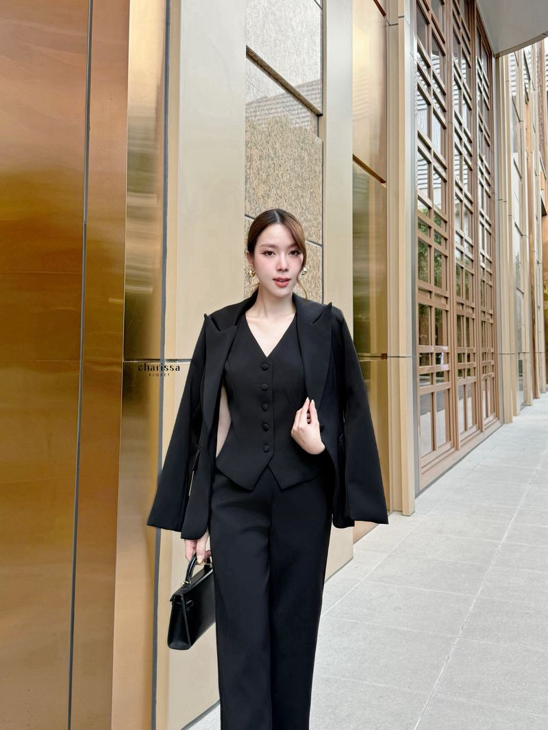 เซทเสื้อสูท+กางเกง+เสื้อเวส เป็นเซ็ทสูทอีกรุ่นที่แนะนำมากก สาวๆสามารถนำไปแมทซ์กับตัวอื่นได้ หรือจะใส่เป็นเซ็ทก็เริ้ดดดเว่อร์ รุ่นนี้เราออกแบบตัวเสื้อให้ยาวทำให้ดูผอม ทรงโอเวอร์ไซส์นิดๆ แต่งกระดุมจริงด้านหน้า