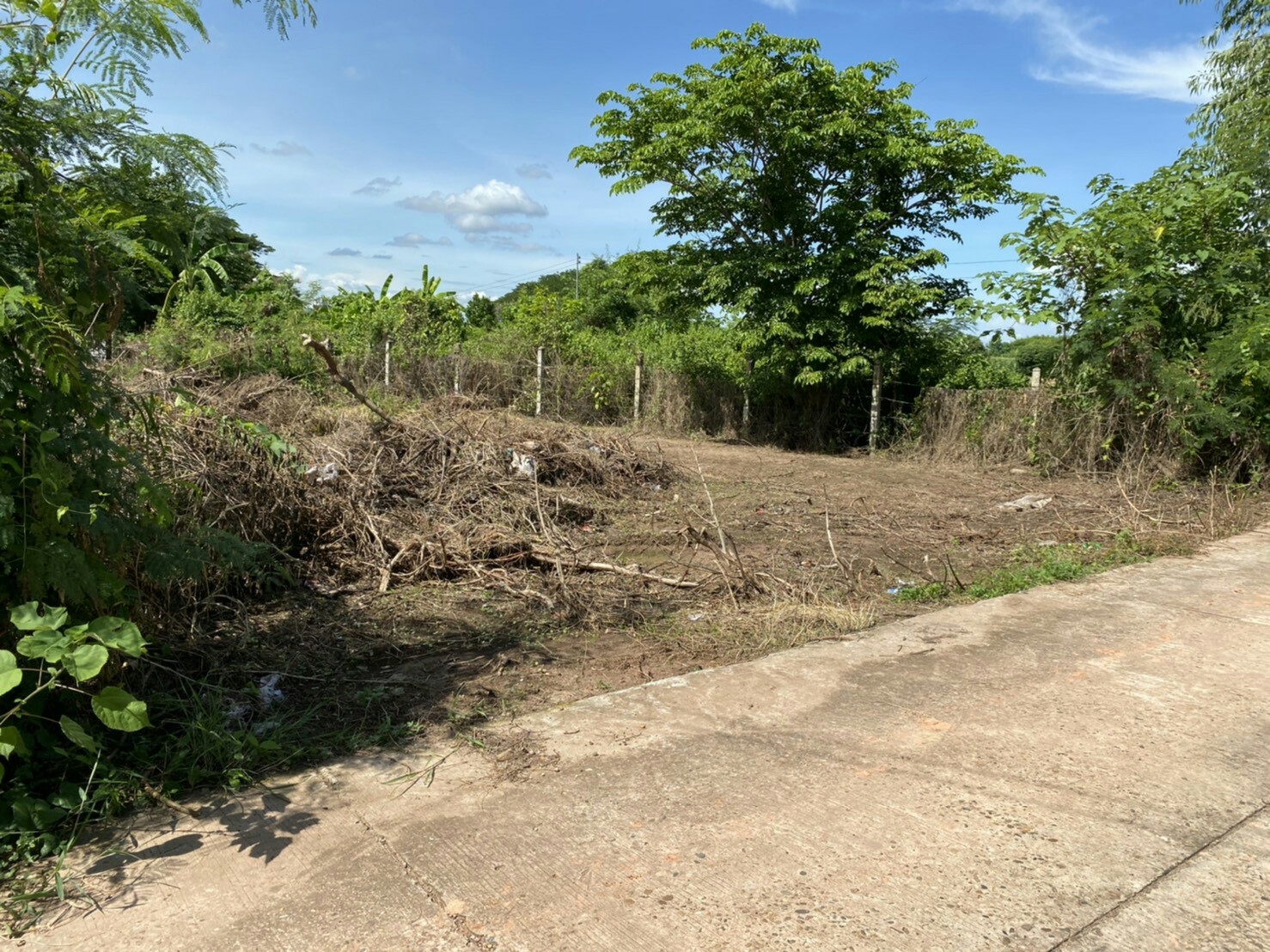 ขายที่ดินติดริมแม่นํ้าโขง อ.เมืองหนองคาย 300 ตรว. ด้านหน้าเป็นคอนกรีตบรรยากาศดีเหมาะแก่การสร้างบ้านอยู่อาศัยหรือทำธุรกิจพื้นที่กว้างพร้อมสำหรับทุกคนในครอบครัว