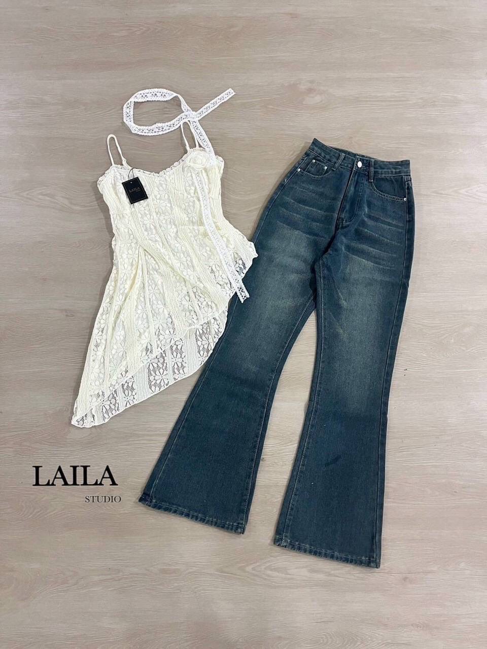 Tag: LAILA Detail: Set เสื้อ+กางเกง เสื้อทรงสายเดี่ยวงานแต่งฉลุลูกไม้แน่นๆทั้งตัวทรงเฉลียงข้างปล่อย ชายระบายตัดต่อเย็บอย่างดี งานดีไซน์แต่งเข็มกลัดดอกสีเดียวกับเสื้อ มาพร้อมกางเกงทรงขาม้า ฟอกสีสนิมเข้ม งานยีนส์นำเข้า💯 แต่งกระเป๋าสองข้าง สามารถใช้ง