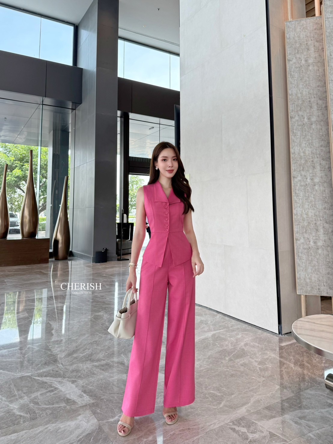 ชุดเซ็ท สุดเรียบหรูดูโก้ สวยแบบไม่ซ้ำใคร ตัวเสื้อคอปกแขนกุดตัวยาวดีไซน์เก๋ ตกแต่งกระดุมตรงกลาง มาพร้อมกางเกงขากระบอกเอวสูงซิปหน้า ใส่สะดวกสบายช่วยทำให้ขาเรียวยาว มีกระเป๋า 2 ข้าง