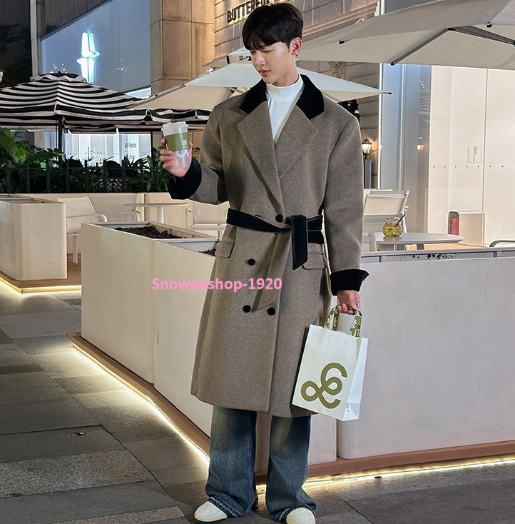 เสื้อโค้ทผู้ชายสไตล์อังกฤษ โค้ทตัวยาวแต่งปกคอสีตัดกับเสื้อ ใส่แล้วหรูหรา ไฮเอนด์ ทรงโอเวอร์ไซใส่แบบหลวมๆ กระดุมสองแถวปกคอวี มาพร้อมสายผูกเอวและซับในหนา มี 2 สี