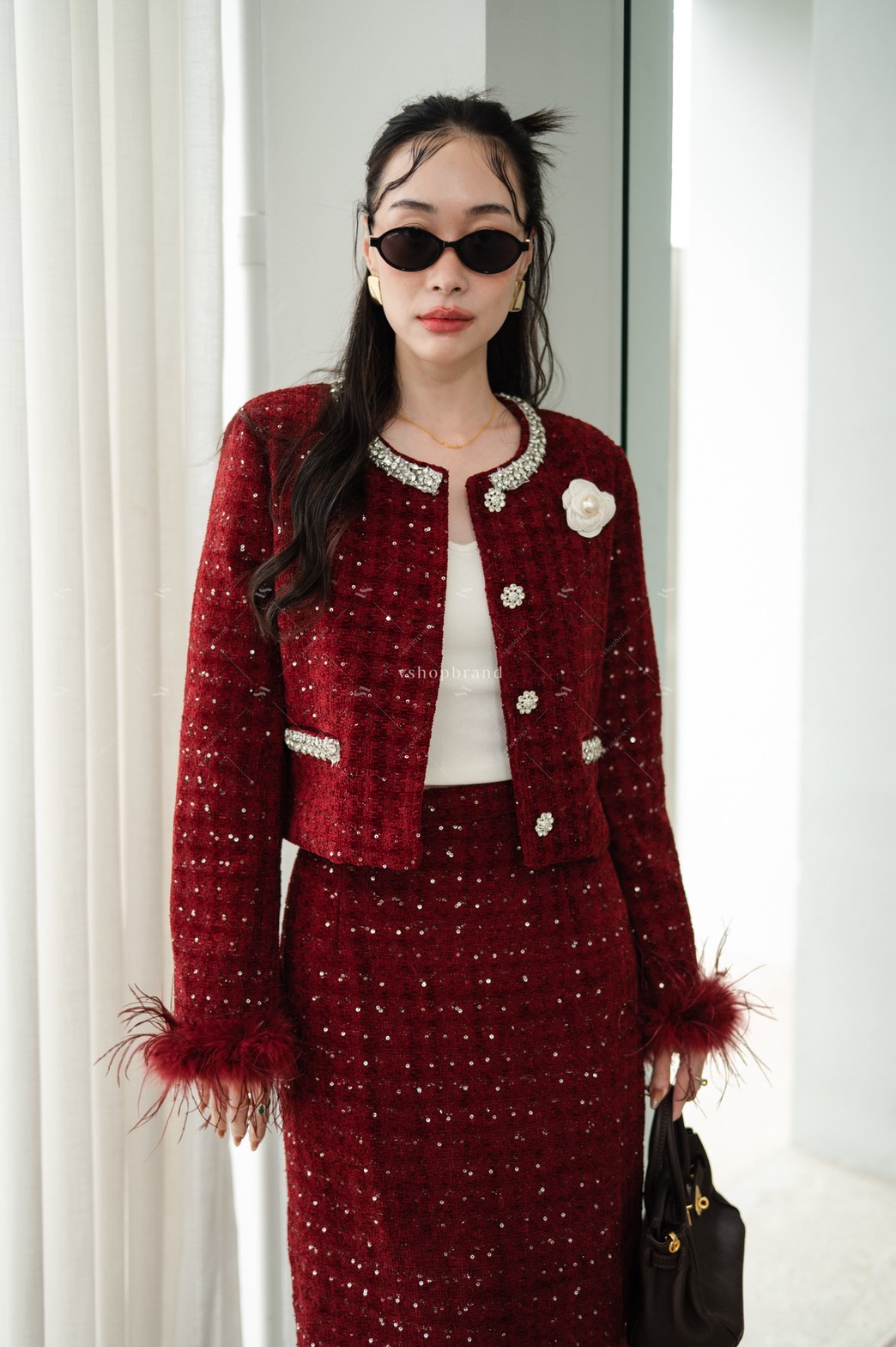 Set เสื้อผ้าทวิตทอเลื่อม + กระโปรงยาว ผ่าหลัง + ขนนก + เข็มกลัด