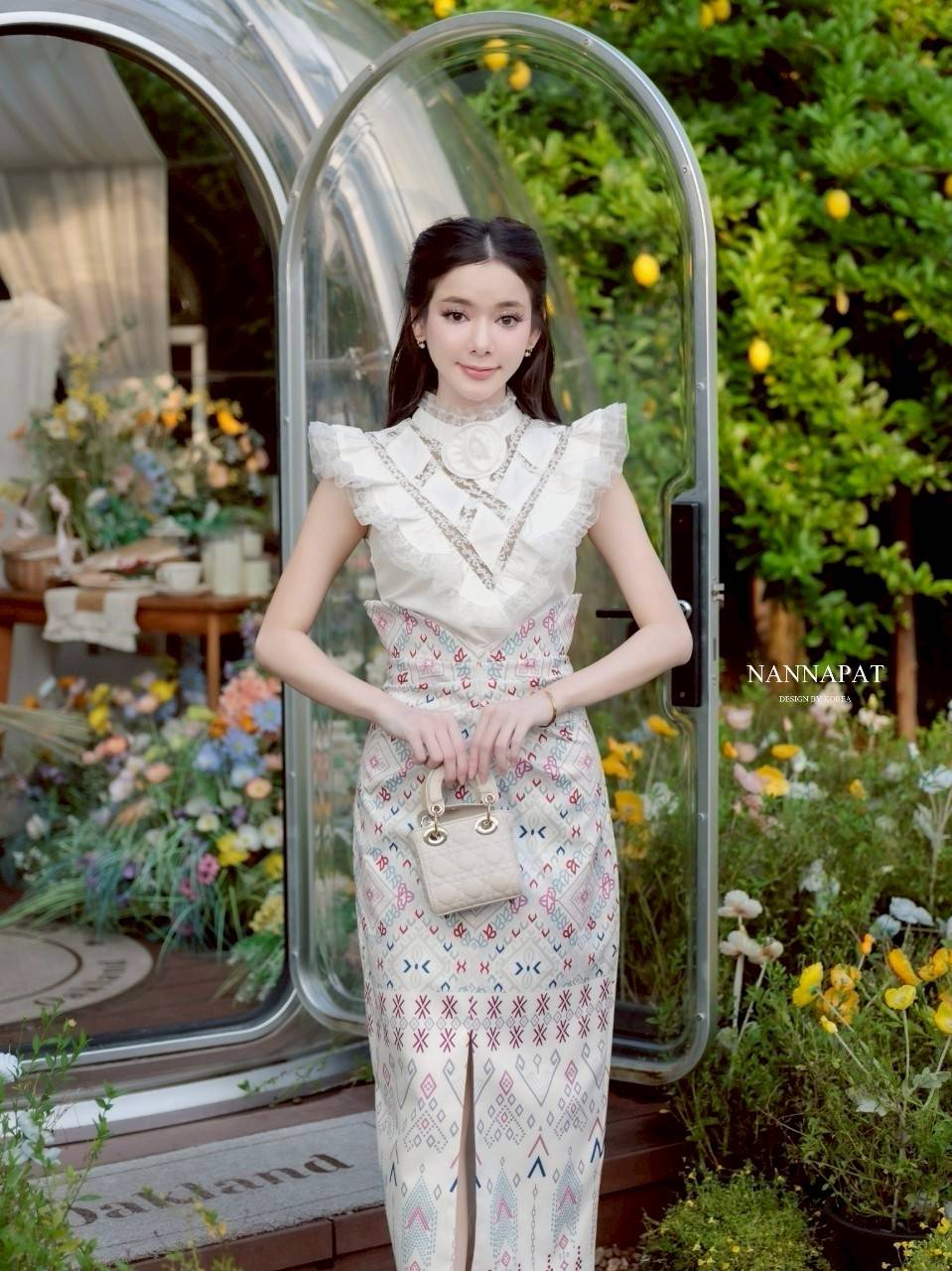 งานชุดไทยประยุค สวยหรูดูอลัง ใกล้เข้าพรรษาแล้วนะคะ ถ้าสาวๆท่านไหนกำลังหาชุดไปวัดทำบุญ แนะนำชุดนี้เลยค่าา ทุกสายตาต้องมองความในสวยอลัง งานผ้าดีมาก ดูดีเทลตัวเสื้อซิคะ ทำถึงไม่ไหว ดอกไม้ถอดได้นะคะ กระโปรงเอวสูง ทรงสวยสับมาก ผ่าหลังให้ด้วยนะคะ ไม่อยากให้พลาด