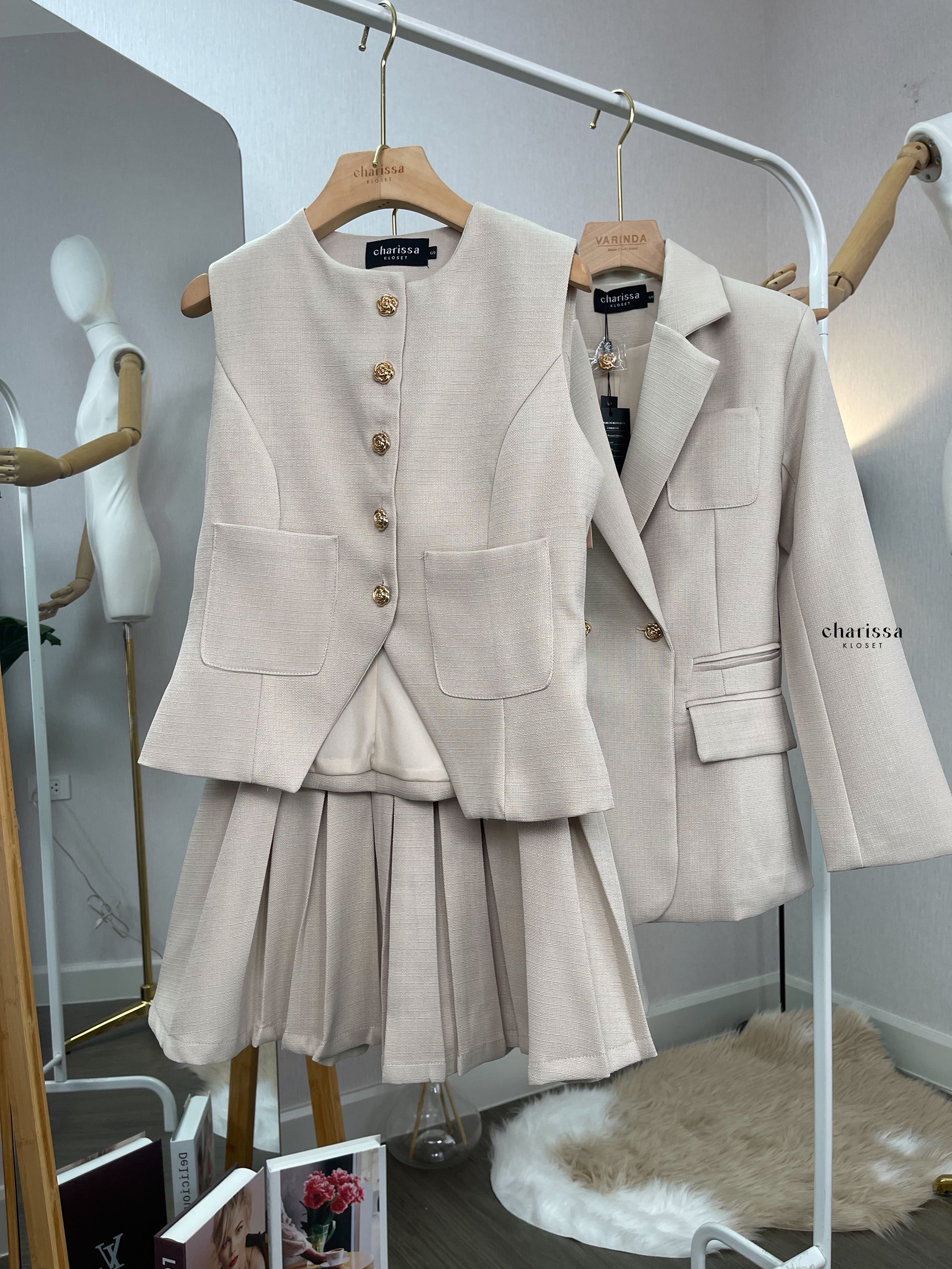 Set 3 ชิ้น : เสื้อแขนกุด+กระโปรง+เสื้อสูท(Blazer) 🏷️Tag: CHARISSA KLOSET