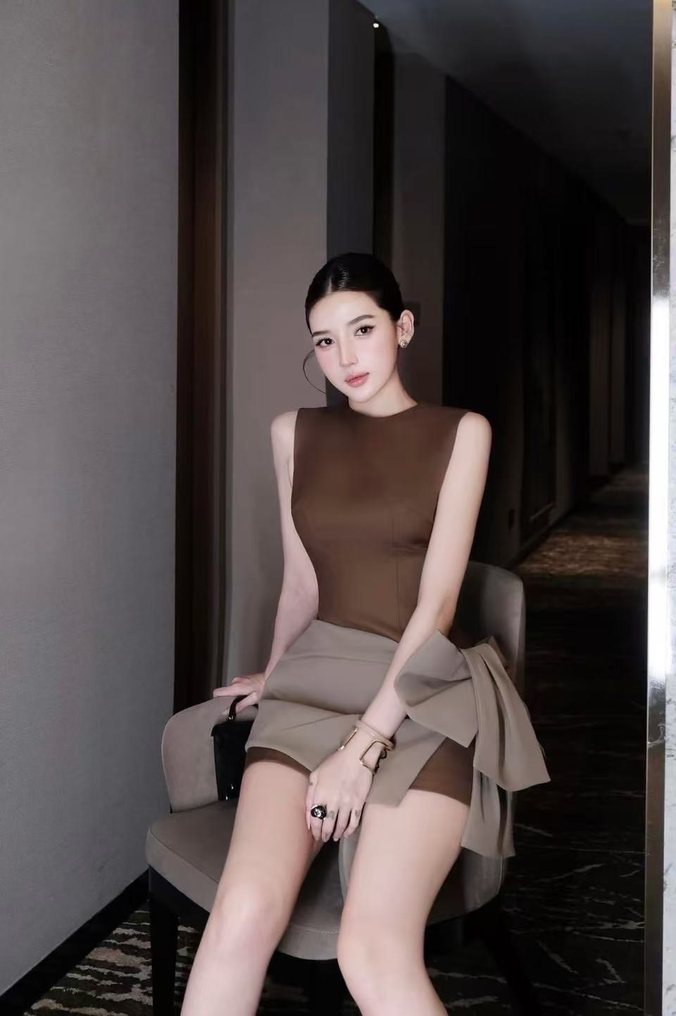 เซต 2 ชิ้น มินิเดรสแขนกุด คอกลม อกเสริมฟองน้ำ ตัวเดรสทรงเข้ารูปสวย มีซิปหลัง ชับใน แมทส์กับกระโปรงสั้น ดีไซน์แต่งผ่าข้างยาว หน้าหลัง แต่งโบว์บิ๊ก เย็บติดช่วงข้าง อลัง สุดๆ มีชับในตัว (ซิปข้าง)