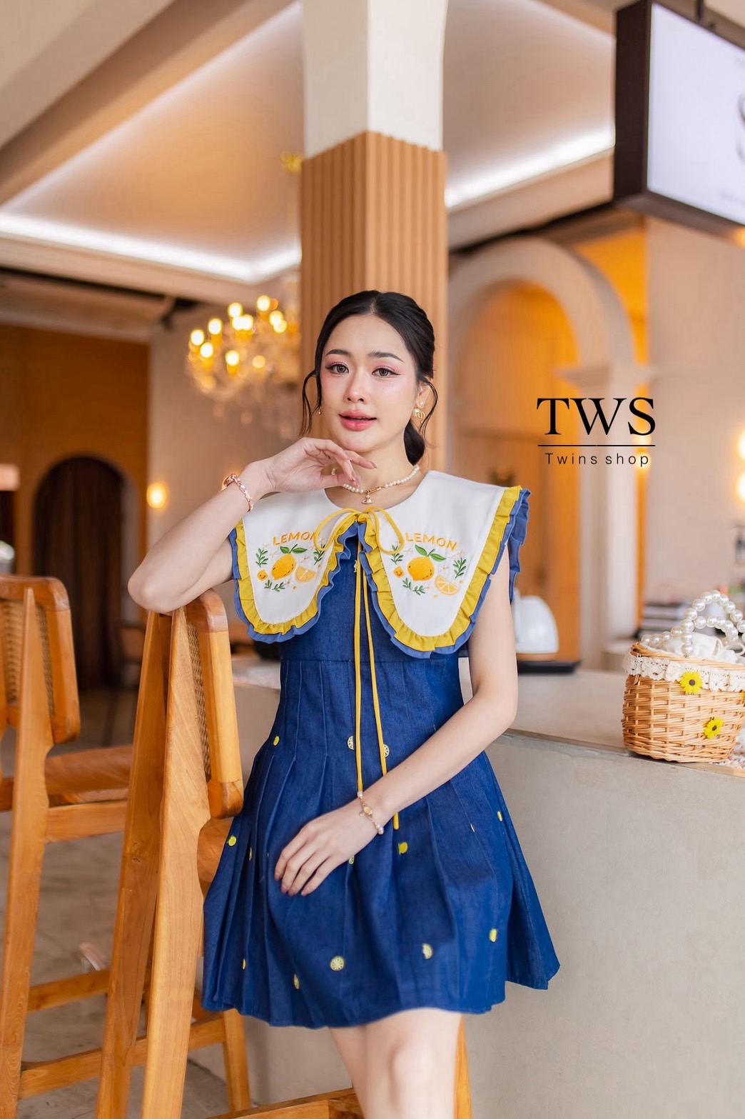 เดรสยีนส์แต่งจีบกระโปรงด้านหน้า มีซับกางเกงในตัวใส่สบาย คอปกใหญ่ปักลายเลมอนน่ารักขอบระบายสีเหลือง เพิ่มดีเทลเชือกผูกหน้าและแต่งเลมอนปักเล็กๆ กระจายทั่วชุด