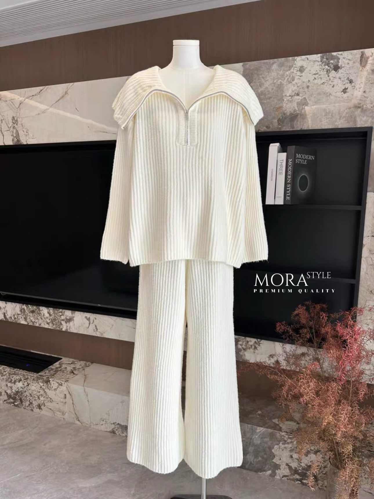 เซ็ท 2 ชิ้น เสื้อไหมพรมแขนยาวมีซิปรูดช่วงคอ มาพร้อมกับกางเกงขายาวผ้ายืดหยุ่นใส่สบาย เป็นงานไหมพรหมผ้าร่องทั้งเซ็ท เป็นอีกหนึ่งคอลเลคชั่นแนะนำสำหรับหนาวนี้เลยค่าาา