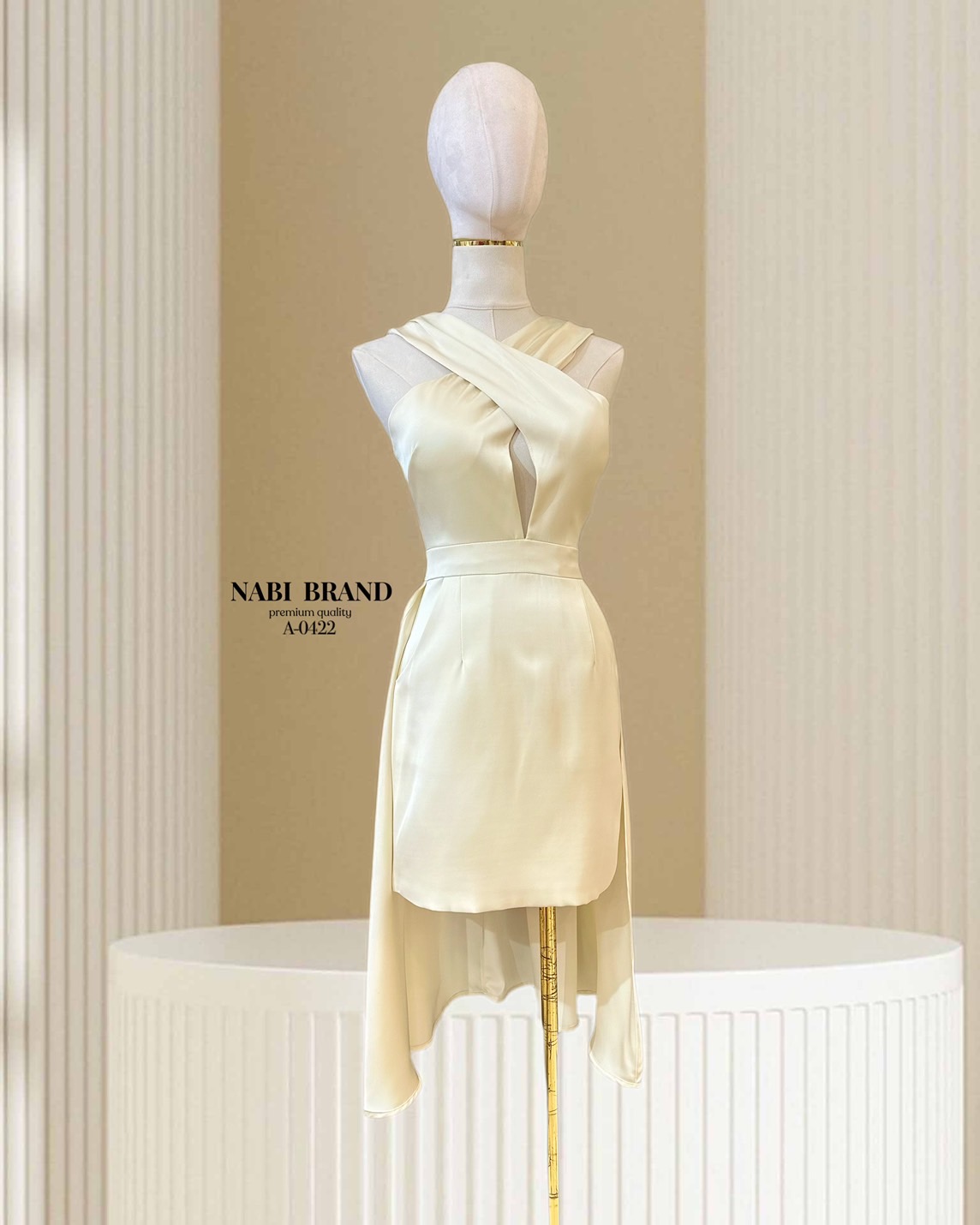 มินิเดรสสีครีมแขนกุด ทรงไขว้หน้าปิดอก แต่งเพิ่มด้วยปลายเดรสพริ้วๆด้านหลัง สะบัดได้เลิศๆ ชุดมีฟองน้ำและซับใน งานซิบหลัง มีช่องกระเป๋าข้าง ผ้าเงาสวย ผ้าดี สวยสมมงสุดๆค่ะ❤️🔥 #NABIBRAND #งานป้ายnabi #เดรสเรียบหรู #มินิเดรส #partydress #sexydres