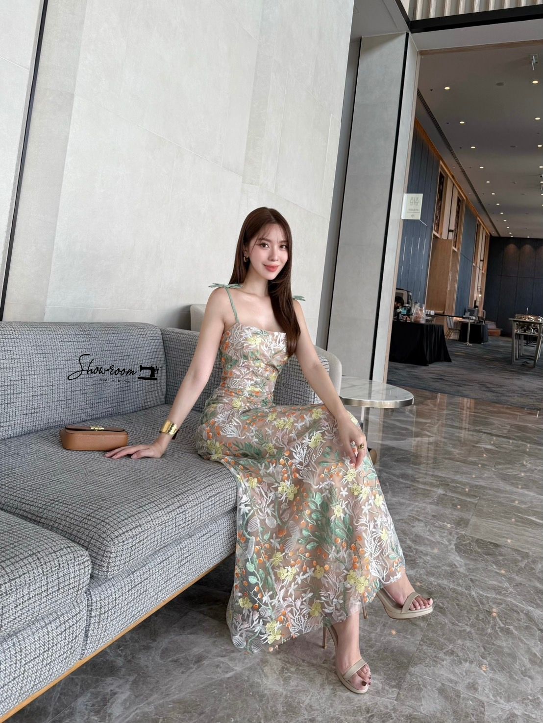 เดรสลูกไม้ทอลายทรงสายเดี่ยวลำตัวเข้ารูปกระโปรงจับจีบระบายแต่งโบว์ไหล่สุดหรู ดีไซน์สวยสะกดสายตา สายสีเขียวติดโบว์ไหล่โดล่างเป็นกระโปรงสุ่มพองบาน เนื้อผ้าลูกไม้ทอลายนูนสลับสีส้มเขียวขาว ให้ลุคที่ทั้งเซ็กซี่และนุ่มนวลในเวลาเดียวกัน คอมพลีทลุคครบจบในชุดเดียวค