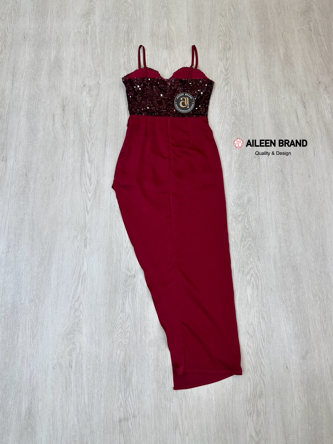 เดรสยาว ท่อนบนสายสปาเก็ตตี้ตีเกร็ดล๊อคทรงแบบคอร์เซ็ท ปักเลื่ิอมทั้งตัว ( เสริมฟองน้ำและซิปหลังซ่อนอย่างดี ) ช่วงกระโปรงแต่งด้วยผ้าสีพื้นจับจีบไขว้ด้านข้างยาวถึงข้อเท้าผ่าสูงปรี๊ดถึงช่วงต้นขา เนื้อผ้าดีมีซับในทั้งชุดใครหาชุดออกงานจัดด่วนด่วนเลยค่ะ