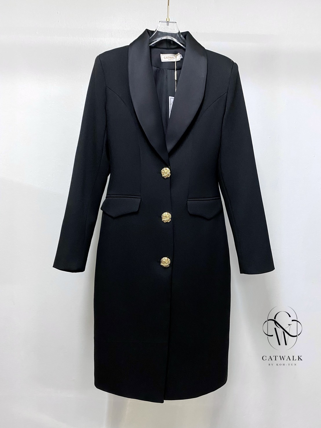 งานป้าย CATWALK BY KOH-TUN Detail>>> เดรสสูทปกกล้วยแต่งกระดุมทอง เนื้อผ้าเกรดเอ เนื้อนุ่มเป็นทรงสวย ตัวชุดเป็นทรงเข้ารูป ปกตัวชุดใช้ผ้าเครปกึ่งเงา กระโปรงเป็นทรงสอบ มีกระเป๋า 2 ข้าง ใช้งานได้จริง ด้านหน้าแต่งด้วยกระดุมทองสุดหรู