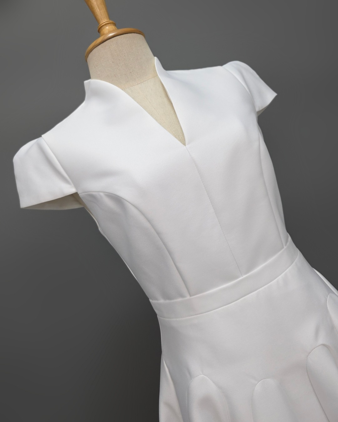 Label : LUXE ☑️เดรสเสื้อคอตั้ง แขนสั้น กระโปรงบาน ☑️ทำจากผ้าไหมดัตเชส ผ้าเนื้อดี เป็นทรง ใส่สบาย