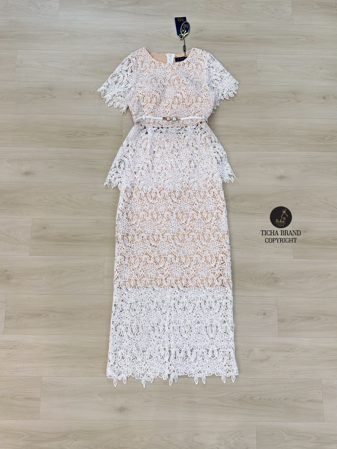 Set 2ชิ้น เสื้อ+กระโปรงยาว งานผ้าลูกไม้เนื้อนิ่มทั้งตัว คอกลมสีขาว อกเสริมฟองน้ำ ซิปหลังซ่อนอย่างดี มาพร้อมกับกระโปรงยาวทรงสอบผ่าหลัง (ซิปหลัง) และเข็มขัดหนังสีขาวหัวมุขซับในทั้งชุด ใส่แมทซ์ครบเซตสวย ลัคชู สุดๆ ลุคCOD ห้ามพลาดนะคะ