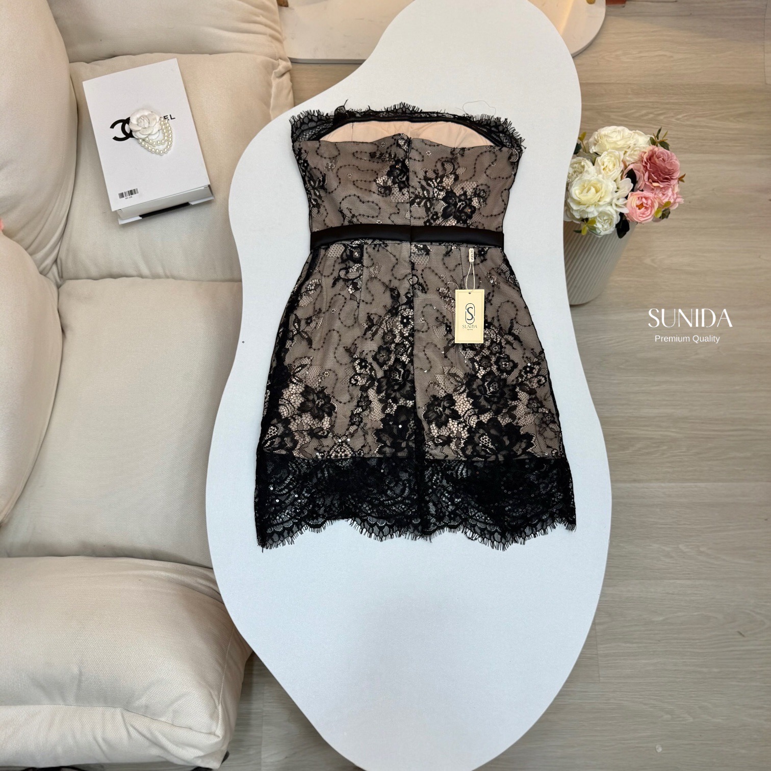 ชุดเดรสลูกไม้สีดำ เป็นเดรสเกาะอกแต่ง detail ผีเสื้อสามดีตามชุดเดรสด้านในเป็นซับในสีครีมเป็นงานซิปหลังซับในเย็บติดทั้งชุดมีมีการเลื่อนหน้าอกหน้าอกเสริมฟองน้ำสวย #ชุดเซ็ต #ชุดpr #ชุดถ่ายรูปคาเฟ่ #ชุด sexy #ชุดเดรสสีดำ #ชุดดินเนอร์ #ชุดเรียบหรูคุณหนู #ชุดงาน