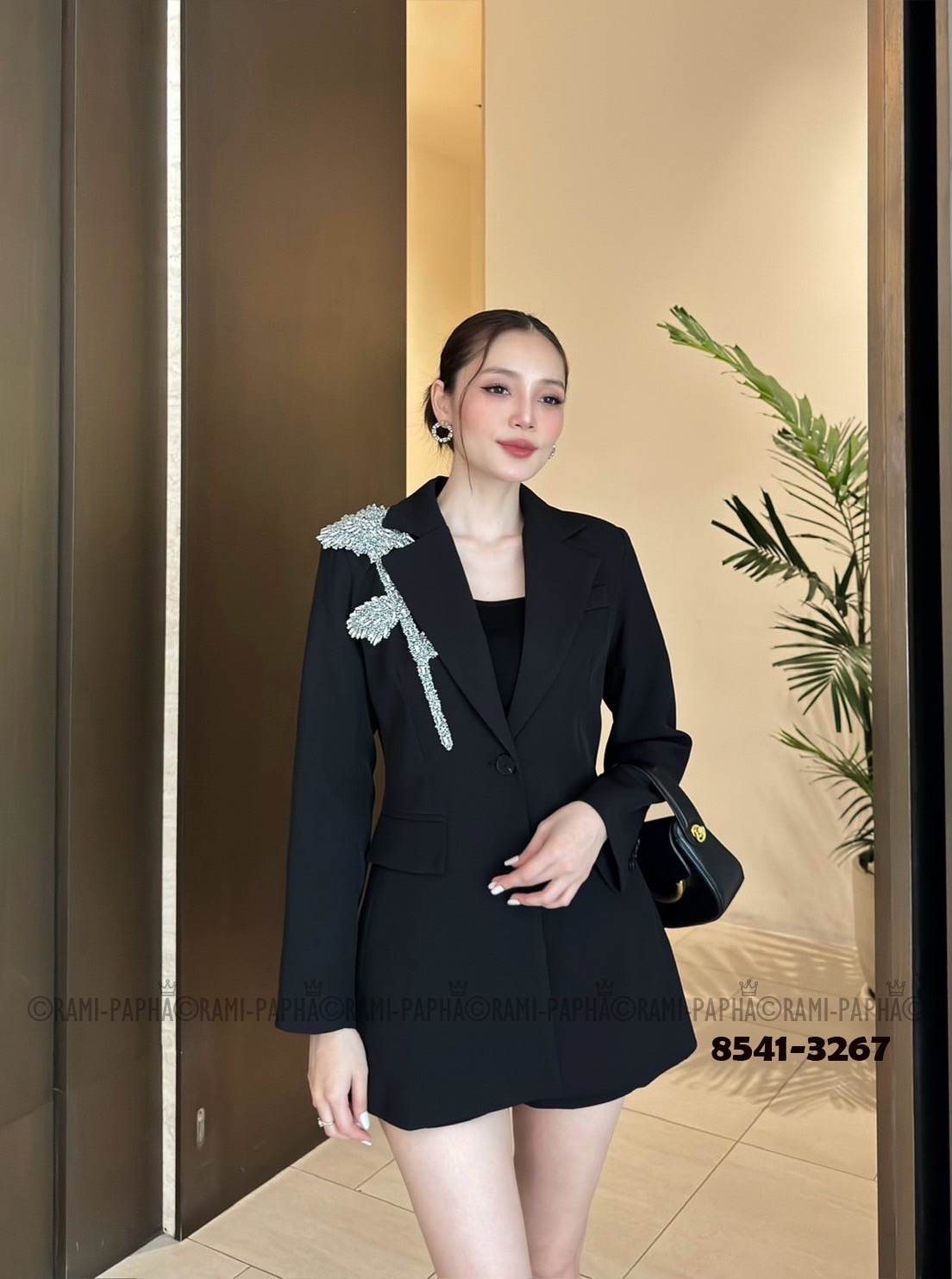 Label :: RAMI-PAPHA(รมิปภา) Detail :: สูท+เสื้อ+ขาสั้น เซต3ชิ้นสีดำคลาสสิก แมทง่ายทุกโอกาส เสื้อสูทดีเทลสวยเก๋ได้ลุ๊คหรูหรา ผู้ดีฝุดๆ แต่งอะไหล่ด้านหน้า**วัสดุอย่างดีเกรดPremium** กระดุมหน้าใช้งานได้จริง ไหล่เสริมฟองน้ำให้ดูสง่า กระเป๋าใช้งานได้จริง ซับใน