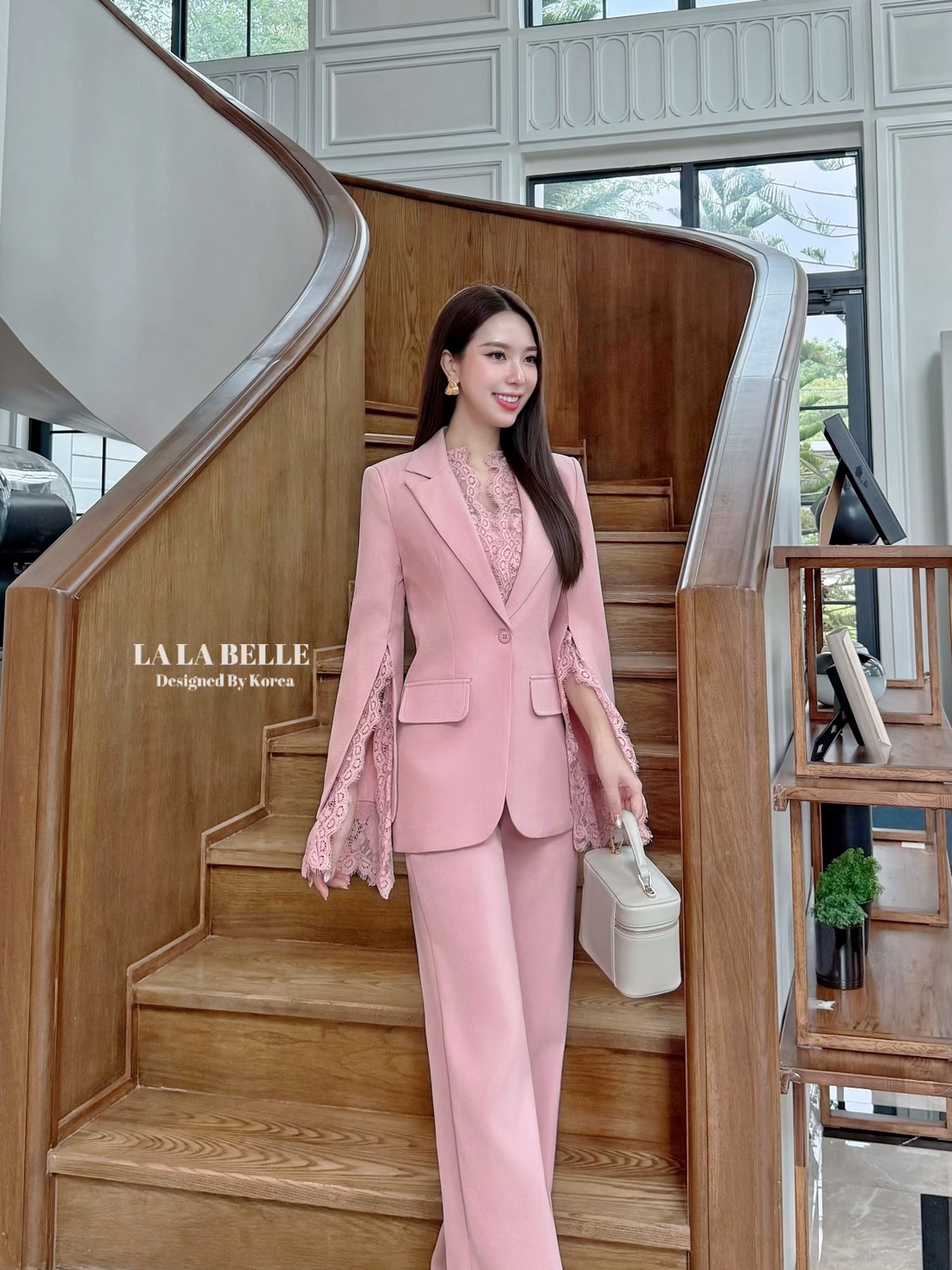 เซต3ชิ้นผ้าสูทอัดกาวอย่างดีผ้าดีทรงสวยเสื้อครอปสายเดี่ยวเสริมฟองน้ำปรับสายได้ใส่คู่กางเกงขายาวเอวสูงมีกระเป๋ากางเกง2ข้างมีซับในอัดกาวอย่างดีมาพร้อมเสื้อสูทคอปกแขนยาวผ่าแขนแต่งลูกไม้ช่วงขอบคอและขอบแขนมีซับในอัดกาวอย่างดีงานคุณภาพ