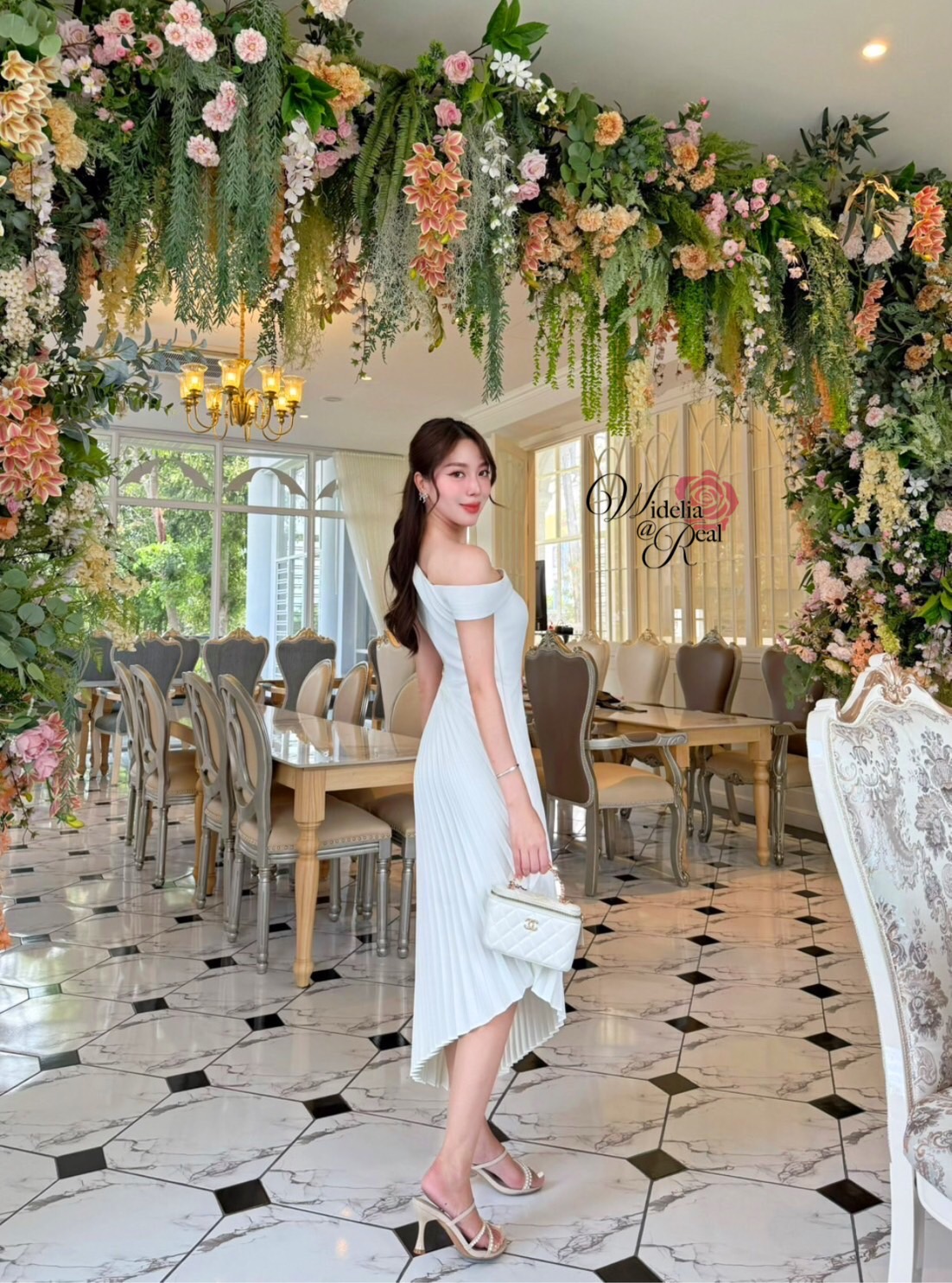 Dress เดรสตัวยาว ปาดไหล่ กระโปรงปลายเฉียง เนื้อผ้าเรียบ สีพื้น ซิปข้าง ผ้าอัดพลีท ผ้าอย่างดี มีน้ำหนัก ไม่บาง งานคัตติ้งเนี๊ยบ ทรงสวยเป๊ะมาก รับรองใส่ออกมาไม่ผิดหวังการันตีให้เลย บอกเลยห้ามพลาดเด็ดขาด