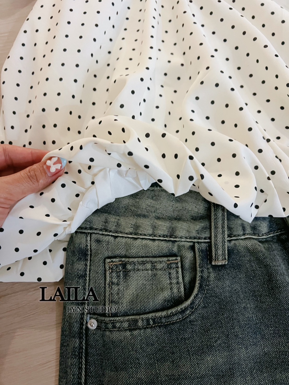 Tag : LAILA Detail: SET เสื้อ+กางเกง งานเสื้อทรงเกาะอกผูกคล้องคอดีไซน์งานแต่งจุดสุดฮิตน่ารักมาในโทนสีครีมช่วงปลายเสื้อแต่งบอลลูนพองๆ พร้อมกางเกงยีนส์แต่งกระเป๋าหาฟอกยีนส์ทรงสวยเป๊ะ แมชลุคคุณหนูน่ารัก #byLaila #เสื้อคล้องคอ #ยีนส์ #เสื้อลายจุด #ลุคสาวเวียด