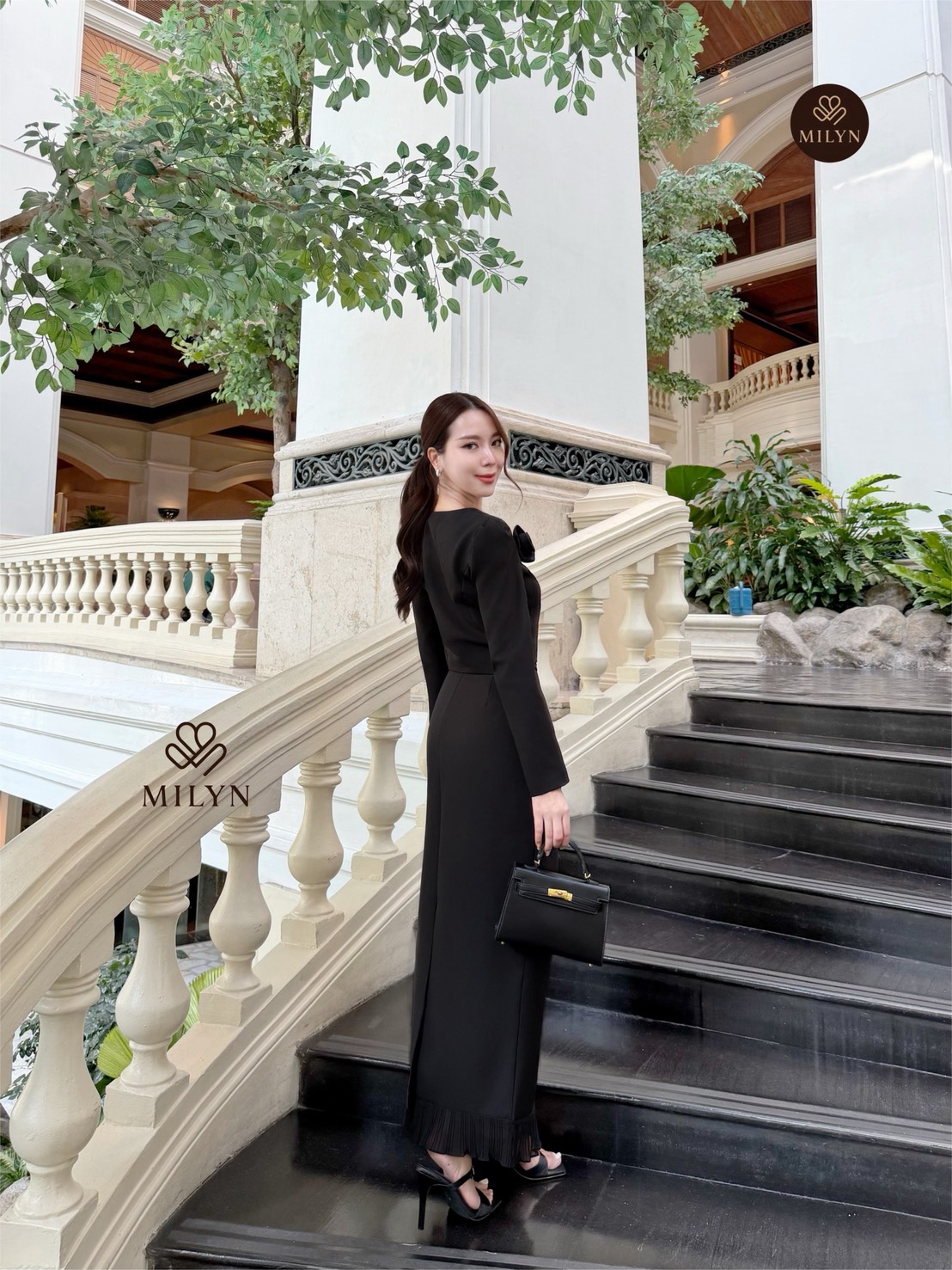 Set 2 ชิ้น เสื้อคอปแขนยาวสีดำแต่งด้วยกระดุมหน้าใช้งานได้จริง มาพร้อมกับกระโปรงยาวทรงเอแต่งระบายด้านล่างแหวกชายหลังชายกระโปรงซิปหลัง มาพร้อมกับเข็มกลัดดอกไม้สีดำใส่แมตช์กันกับชุดลงตัวดูดีมากค่ะ