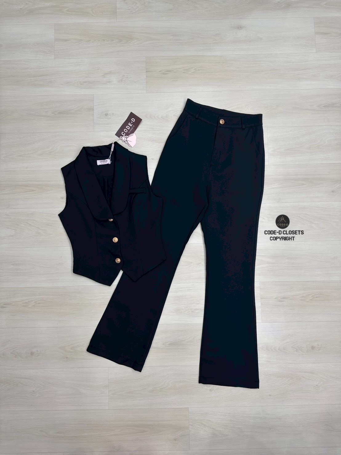 Set 2 ชิ้น สีดำ เสื้อกั๊ก + กางเกงขายาวไฮโซสุด ๆ เสื้อทรงกั๊กคอปกมีกระดุมสีทองหน้า ทรงสวย และกางเกงขายาวทรงขาม้า มีกระดุมและซิปด้านหน้า มีกระเป๋าล้วงทั้งสองข้าง เนื้อผ้าดี ทรงเข้ารูปสวยแพทเทิร์นเป๊ะมากๆ ใส่ทำงาน ใส่ไปธุระ ดูดีสุดๆค่ะ