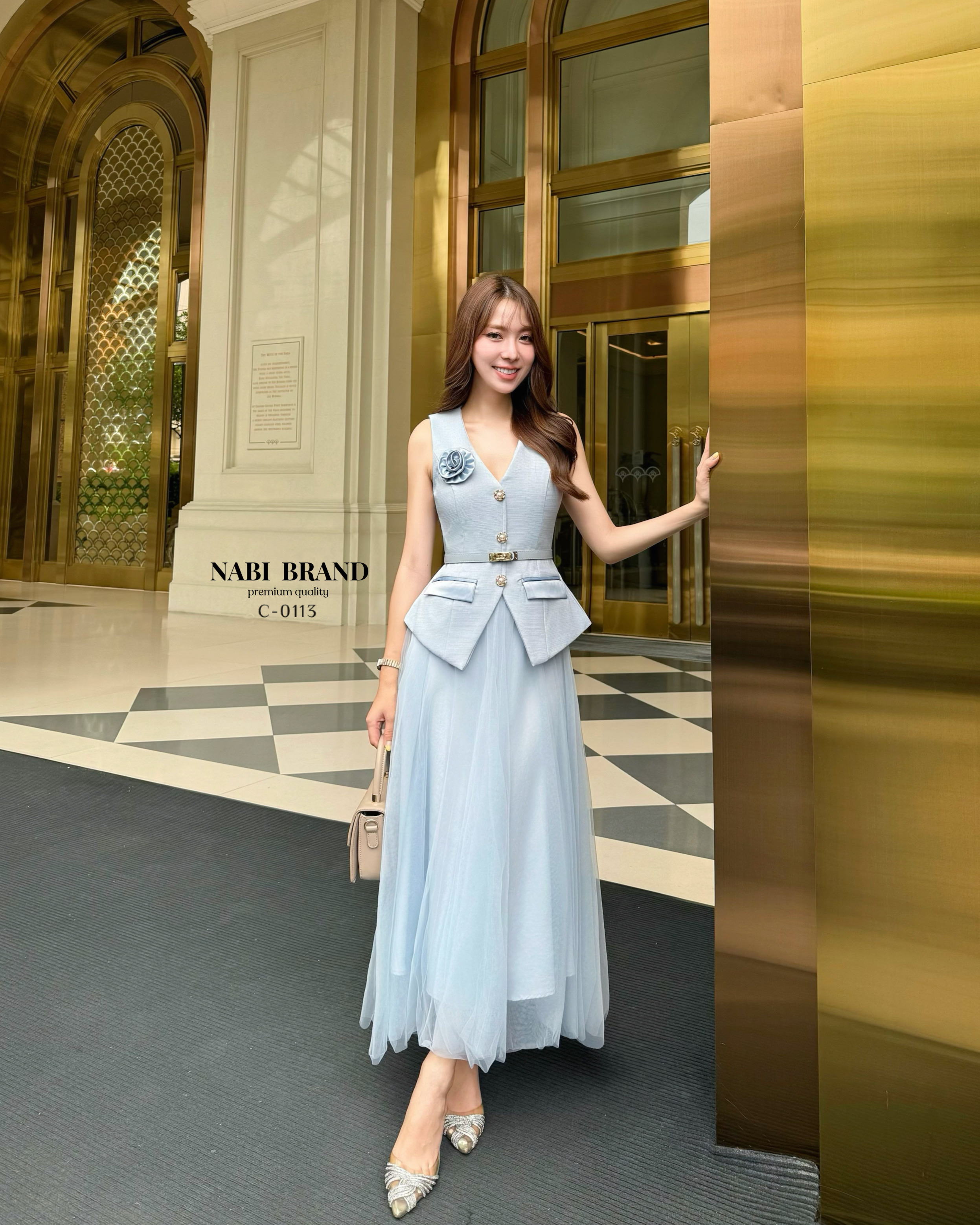 ชุดเซ็ต 2ชิ้น เสื้อแขนกุดคอวี แต่งกระดุมมุกด้านหน้า เพิ่มความโดดเด่นเรียบหรูด้วยกระเป๋า 2ข้าง ปกผ้าSATINเงาสวยหรูดูแพงไปอี๊ก พร้อมฟองน้ำและซับในอย่างดี มาคู่กับกระโปรงยาวซับทั้งตัว ซิปหลัง แถมเข็มกลัดและเข็มขัด ใส่แมทช์กันลงตัวมากๆค่ะ ห้ามพลาดนะคะ😘