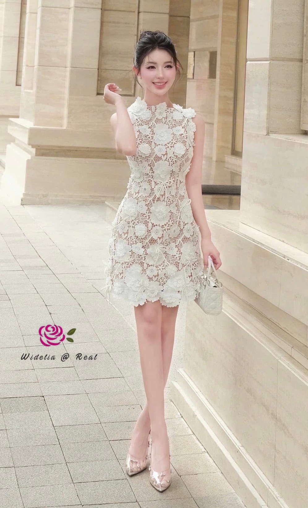 Dress เดรสแขนกุด ทรงเข้ารูป เย็บแต่งโบว์หลายๆอัน เนื้อผ้าลูกไม้ป๊อปอัพสีขาว ซับในสีครีม งานเนื้อผ้าอย่างดีมีน้ำหนัก ผ้าไม่บาง ซิปหลัง งานทรงสวยเป๊ะมากๆ รุ่นนี้คือน่ารักเลย รับรองใส่ออกมาไม่ผิดหวังการันตีให้เลย บอกเลยห้ามพลาดเด็ดขาด งานดีงานสวยแน่นอน