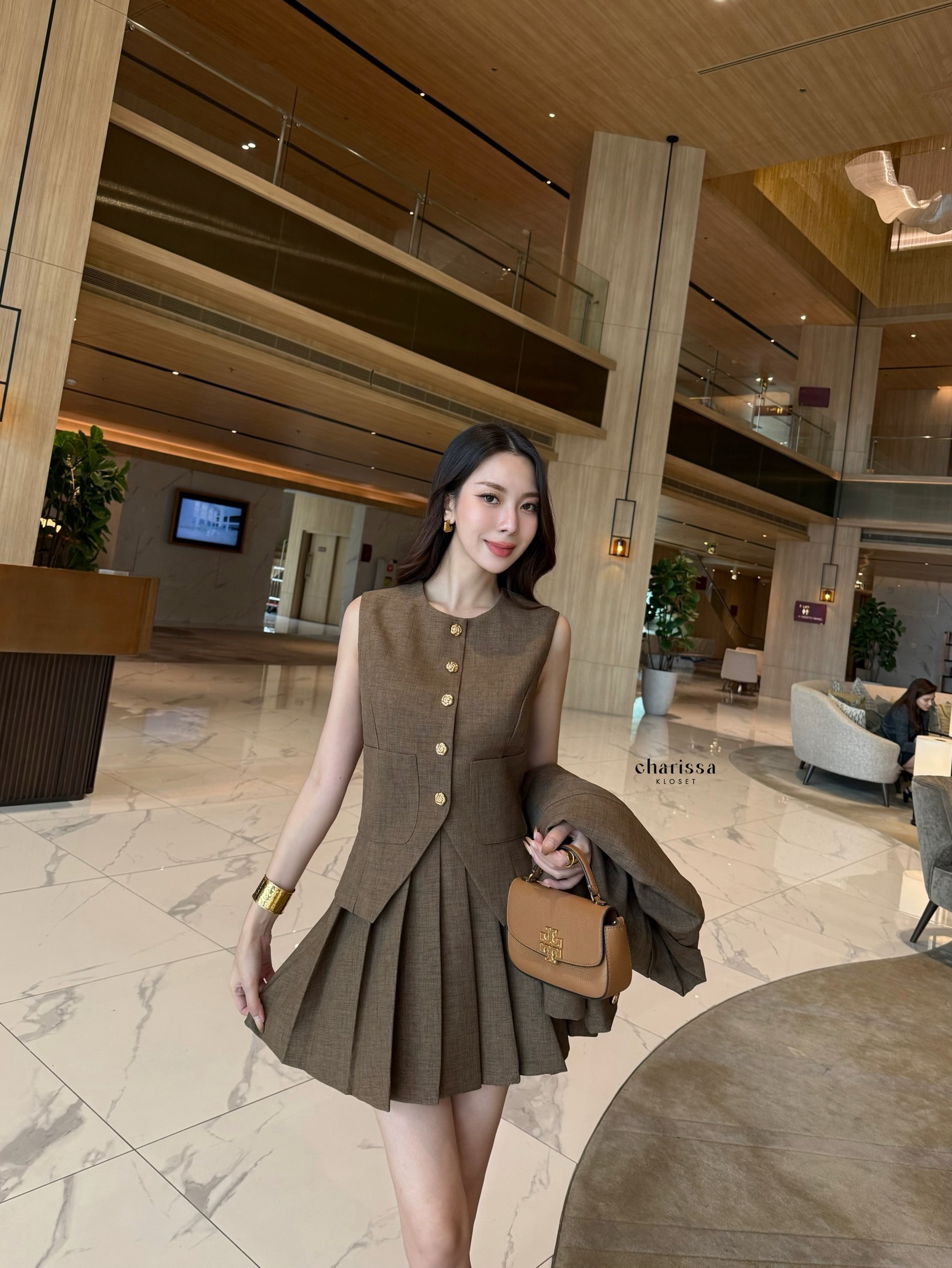 Set 3 ชิ้น : เสื้อแขนกุด+กระโปรง+เสื้อสูท(Blazer)