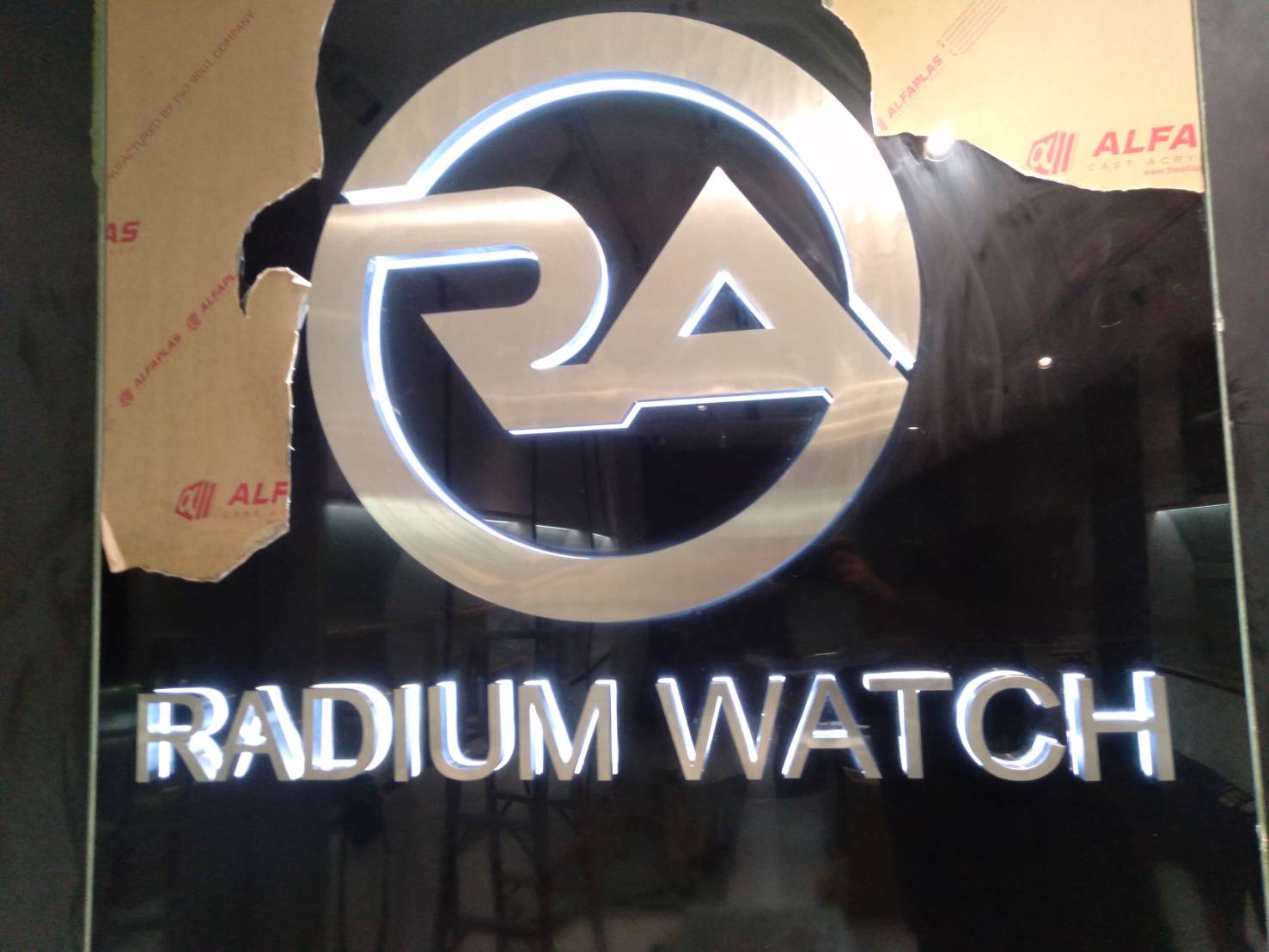 #อักษรสแตนเลสสีเงินแฮร์ไลน์อะคริลิครองหลัง #ป้ายไฟออกหลัง