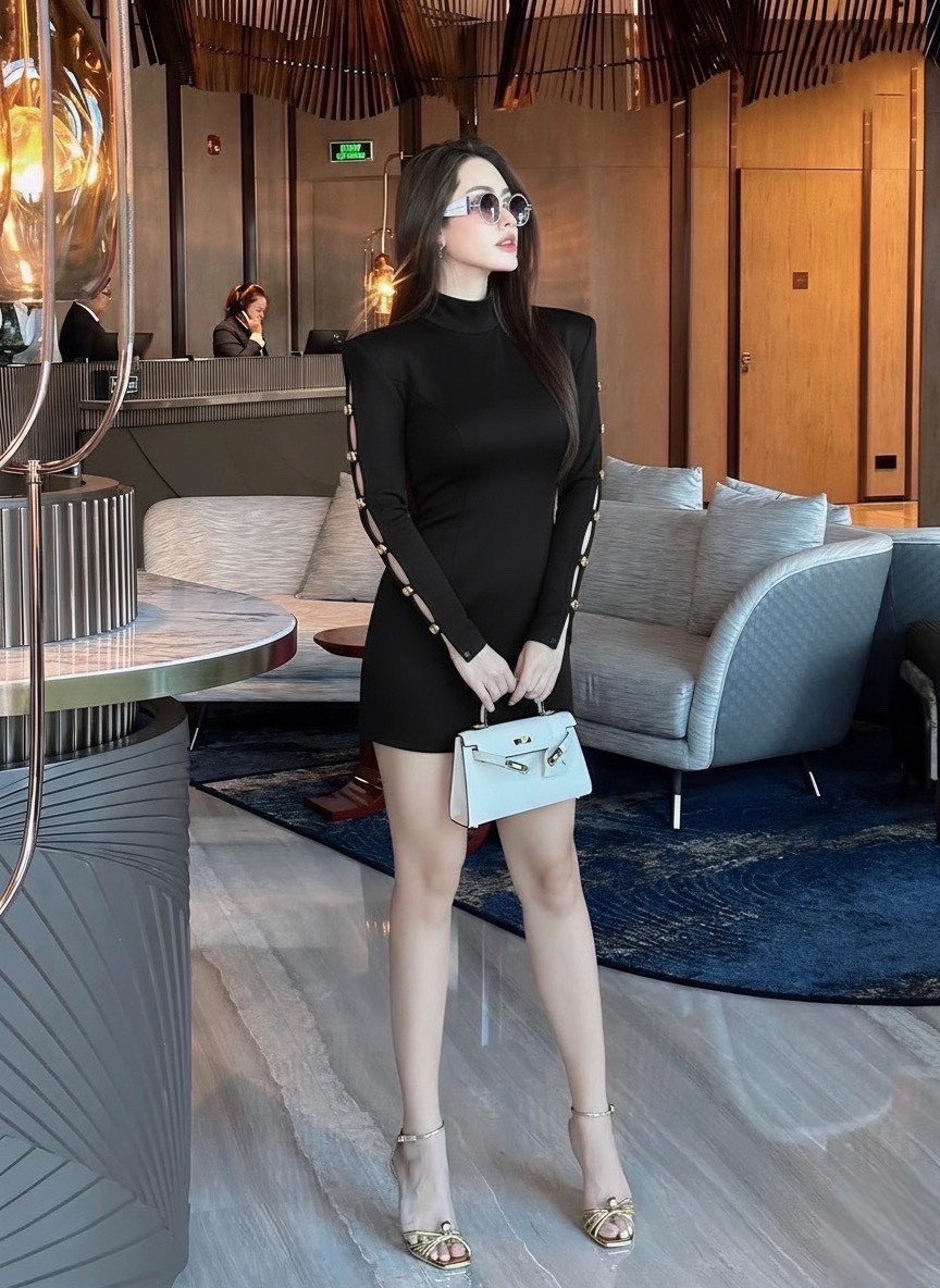เดรสทรงเข้ารูปตัวสั้นสีดำ แต่งกระดุมอะไหล่ทองช่วงแขนทั้งสองข้าง ใส่vacayถ่ายรูปกับแก๊งค์เพื่อนๆไม่มีผิดหวังเลยค่า ห้ามพลาดเลยน้าตัวนี้