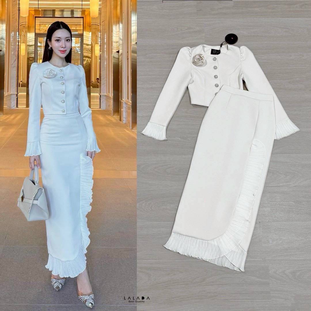 set 2 ชิ้นเสื้อสีขาวแขนยาวกระดุมหน้ากระดุมหน้า ปลายแขนแต่งระบาย ตัดเย็บอย่างดีมีซับใน + เข็ดกลัดดอกไม้ + กระโปรงยาวเนื้อผ้าเดียวกันแต่งระบายด้านหน้า สวยลัคชู ใส่ไปไหนก็รอดค่ะ