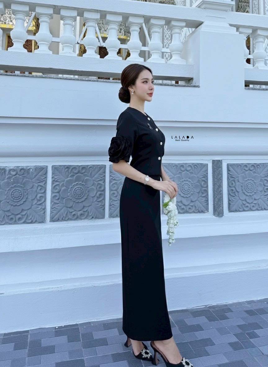 set 2 ชิ้น เสื้อดำกระดุมหน้าแต่งดอกไม้ช่วงแขน + กระโปรงยาวงานซิปหลัง ชุดดำแบบสุภาพใส่ออกงาน ใส่ทำงานได้หมดค่ะ + เข็มกลัดไว้อาลัย